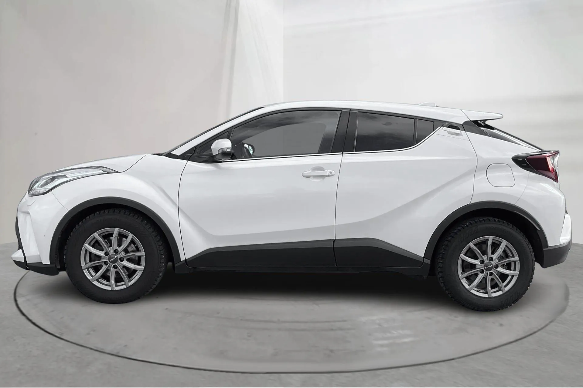 Presentationsfoto 2 av 16: Toyota C-HR 1.8 HSD (122hk) - 6 798 mil - Automat - vit - 2023