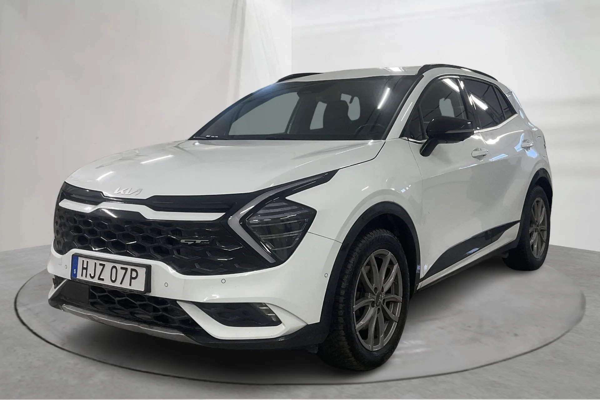 Presentationsfoto 1 av 23: KIA Sportage PHEV AWD (265hk) - 13 100 mil - Automat - vit - 2022