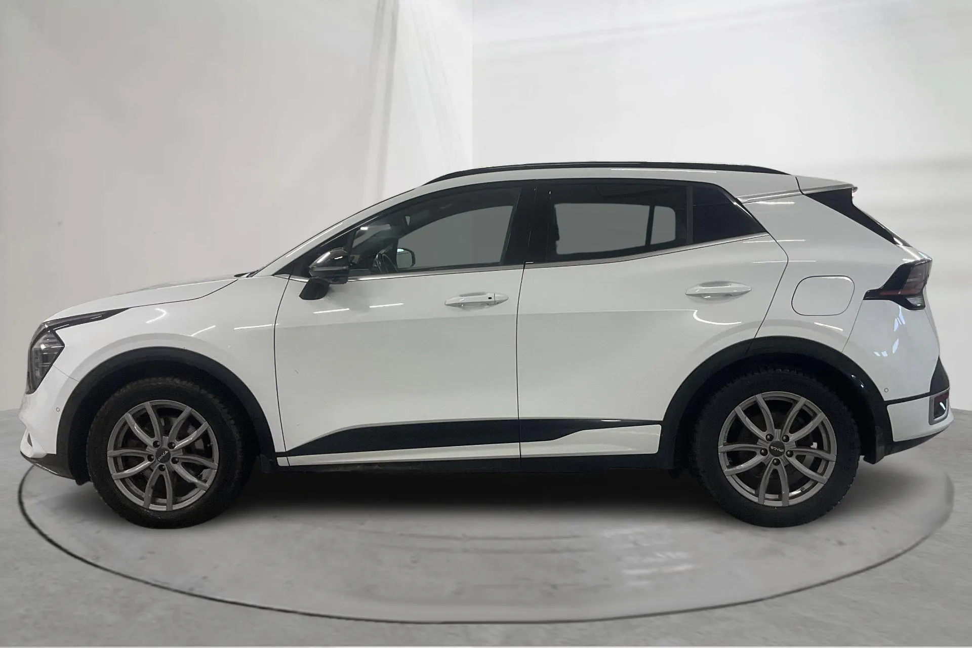 Presentationsfoto 2 av 23: KIA Sportage PHEV AWD (265hk) - 13 100 mil - Automat - vit - 2022