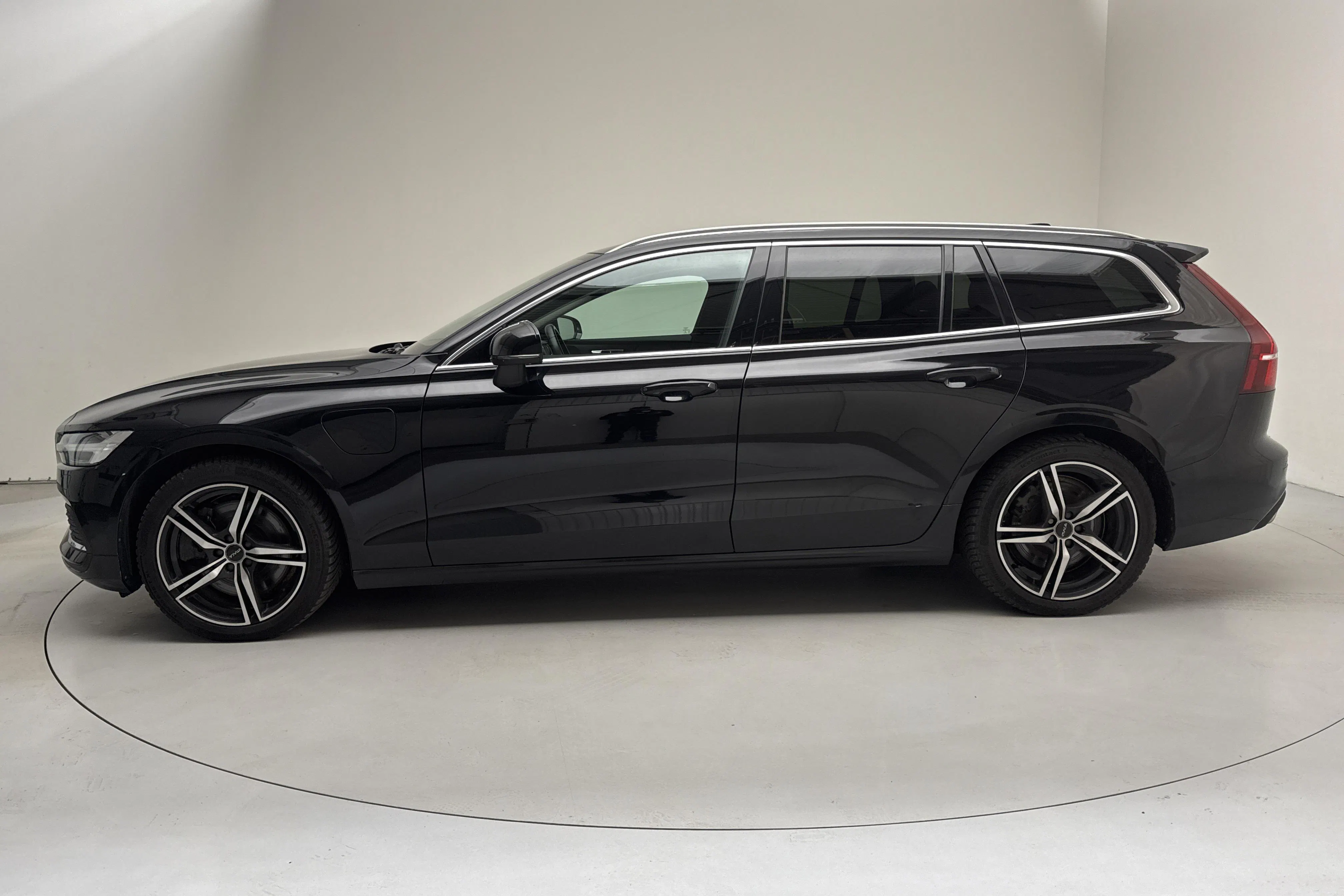 Presentationsfoto 2 av 17: Volvo V60 T6 AWD Recharge (350hk) - 13 298 mil - Automat - svart - 2022