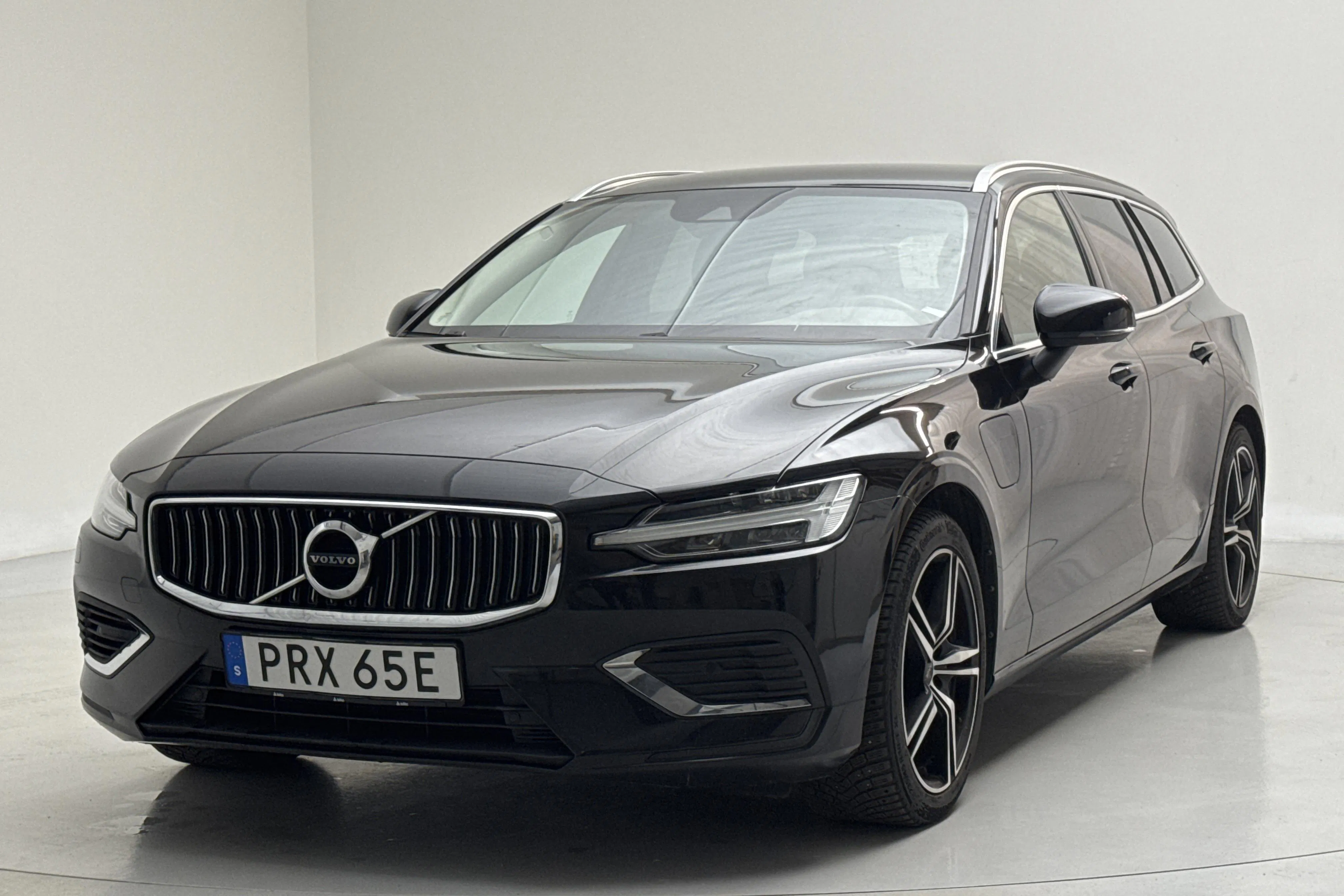 Presentationsfoto 1 av 17: Volvo V60 T6 AWD Recharge (350hk) - 13 298 mil - Automat - svart - 2022