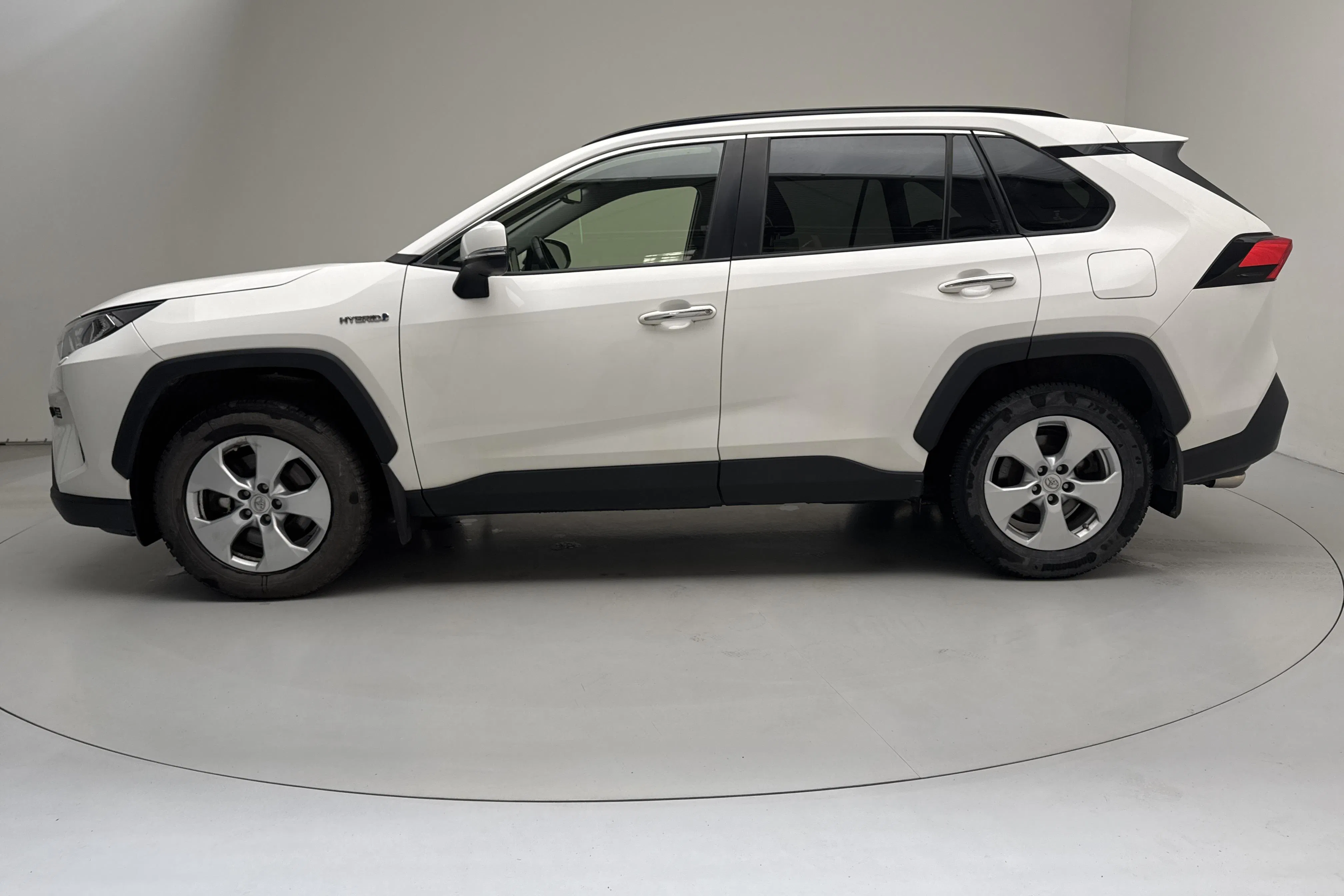 Presentationsfoto 2 av 13: Toyota RAV4 2.5 HSD AWD (222hk) - 15 694 mil - Automat - vit - 2019