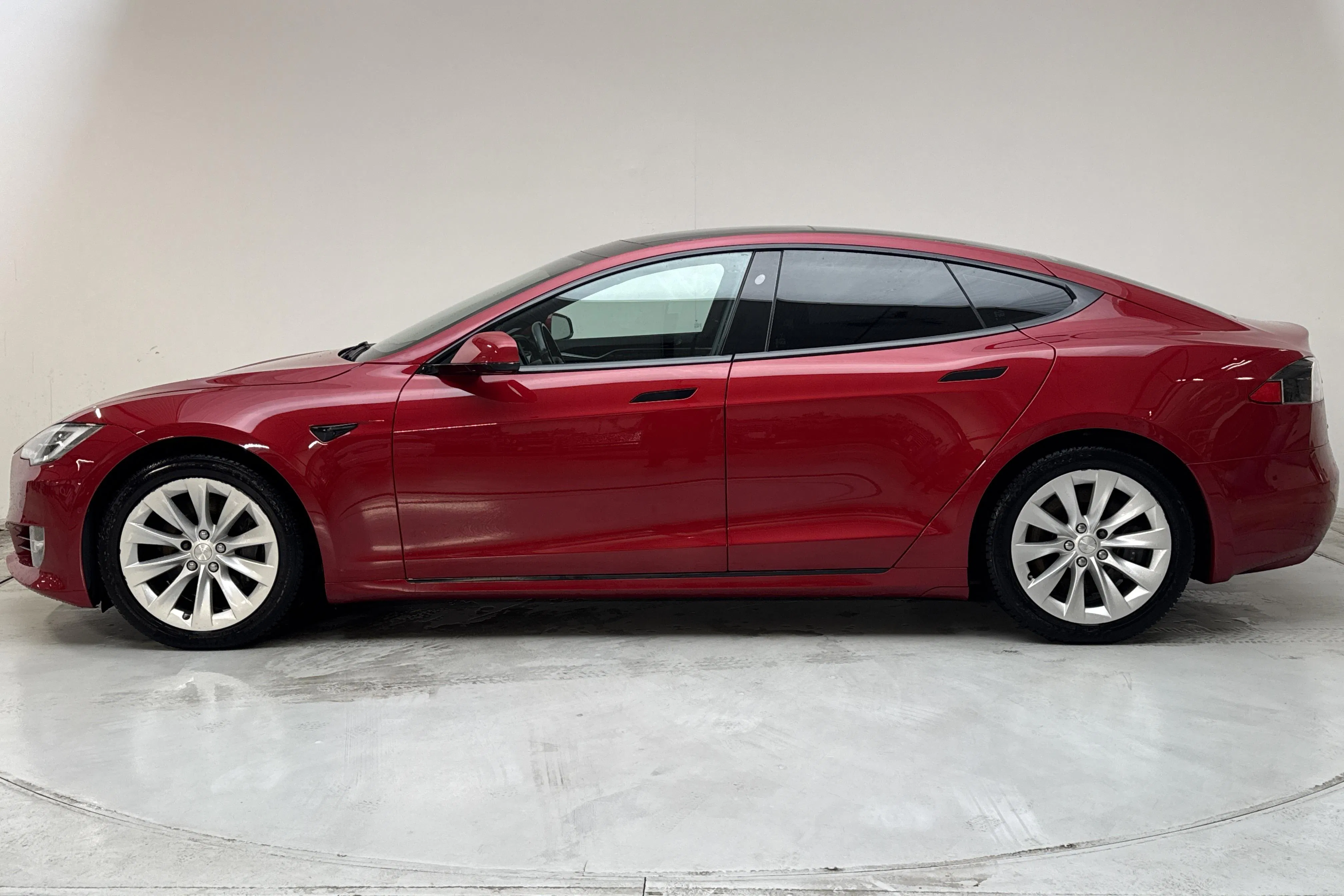 Presentationsfoto 2 av 18: Tesla Model S 100D - 13 117 mil - Automat - röd - 2018