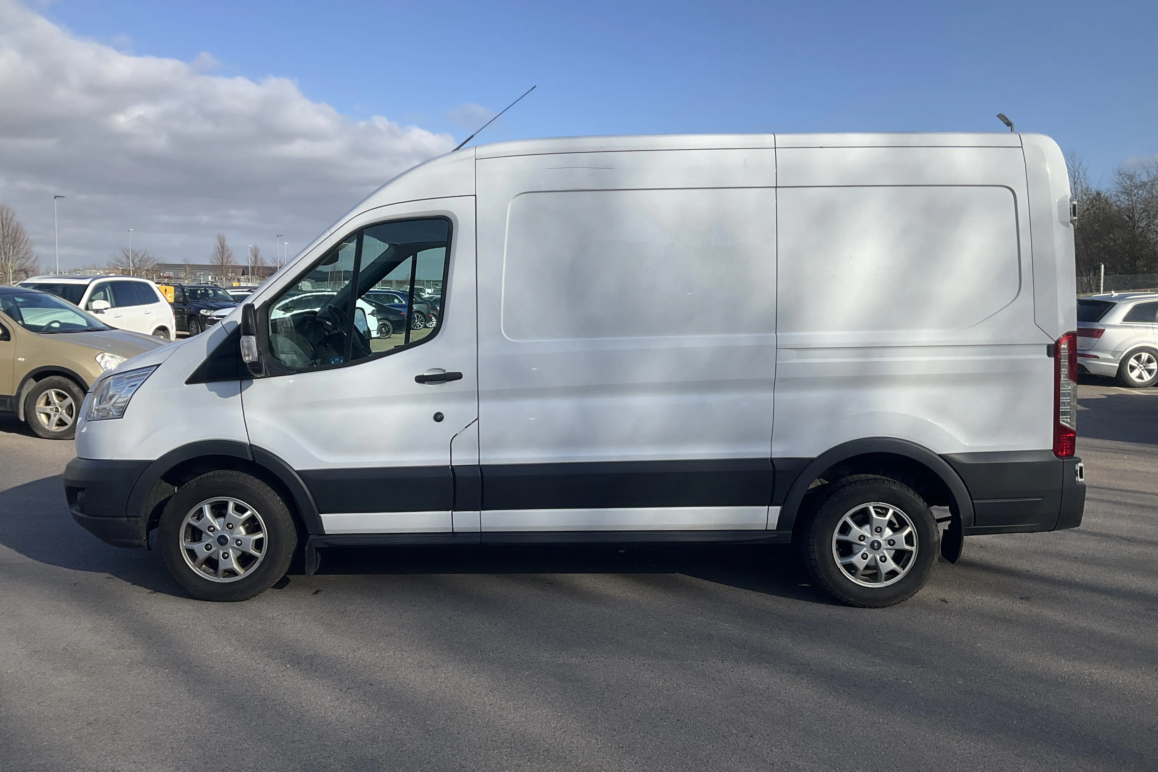 Presentationsfoto 2 av 14: Ford Transit 310 2.0 TDCi 2WD Skåp (130hk) - 14 335 mil - Manuell - vit - 2019