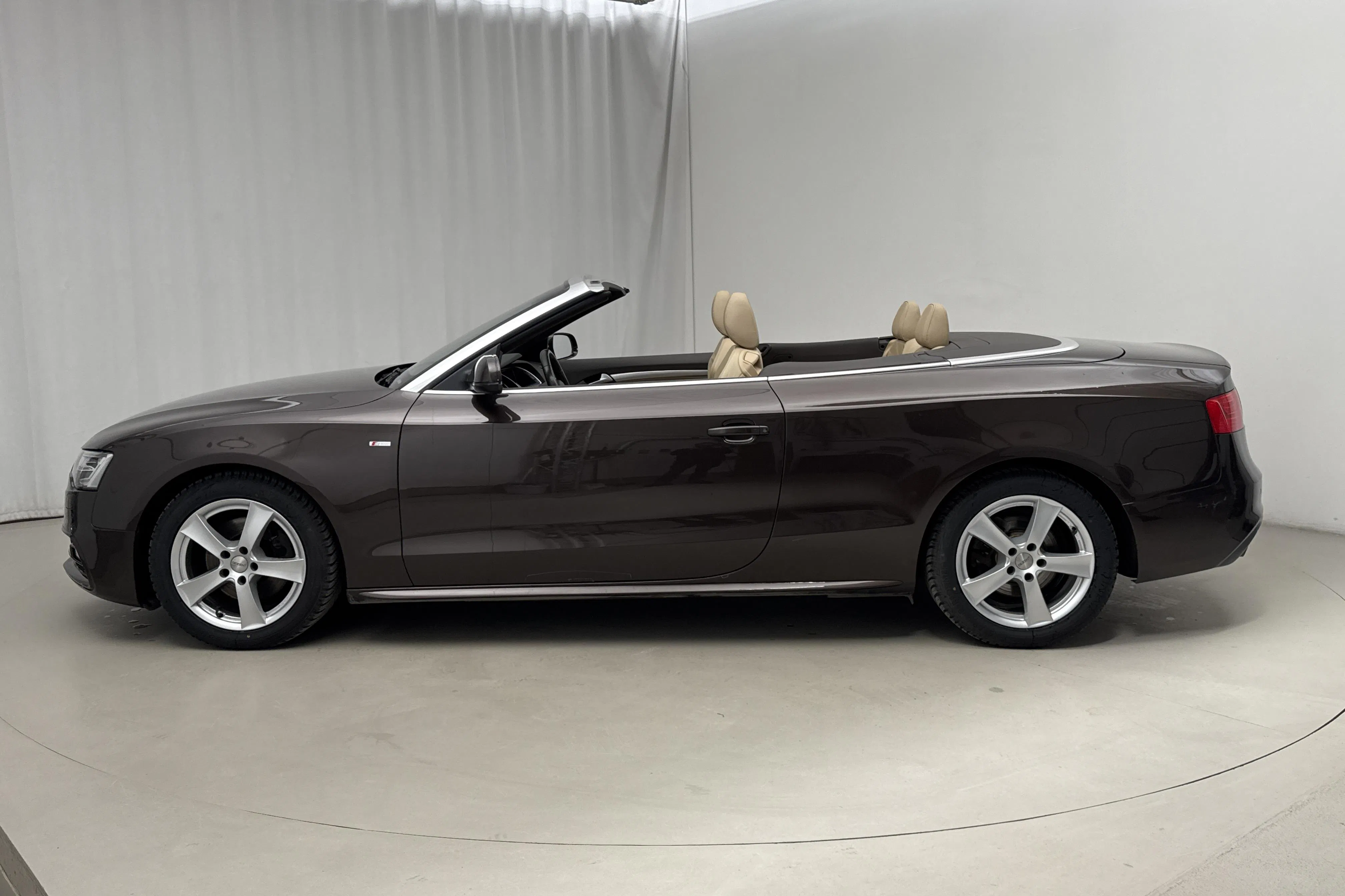 Presentation photo 2 of 26: Audi A5 2.0 TDI Clean diesel Cabriolet (190hk) - 166 530 km - Manual - brown - 2015