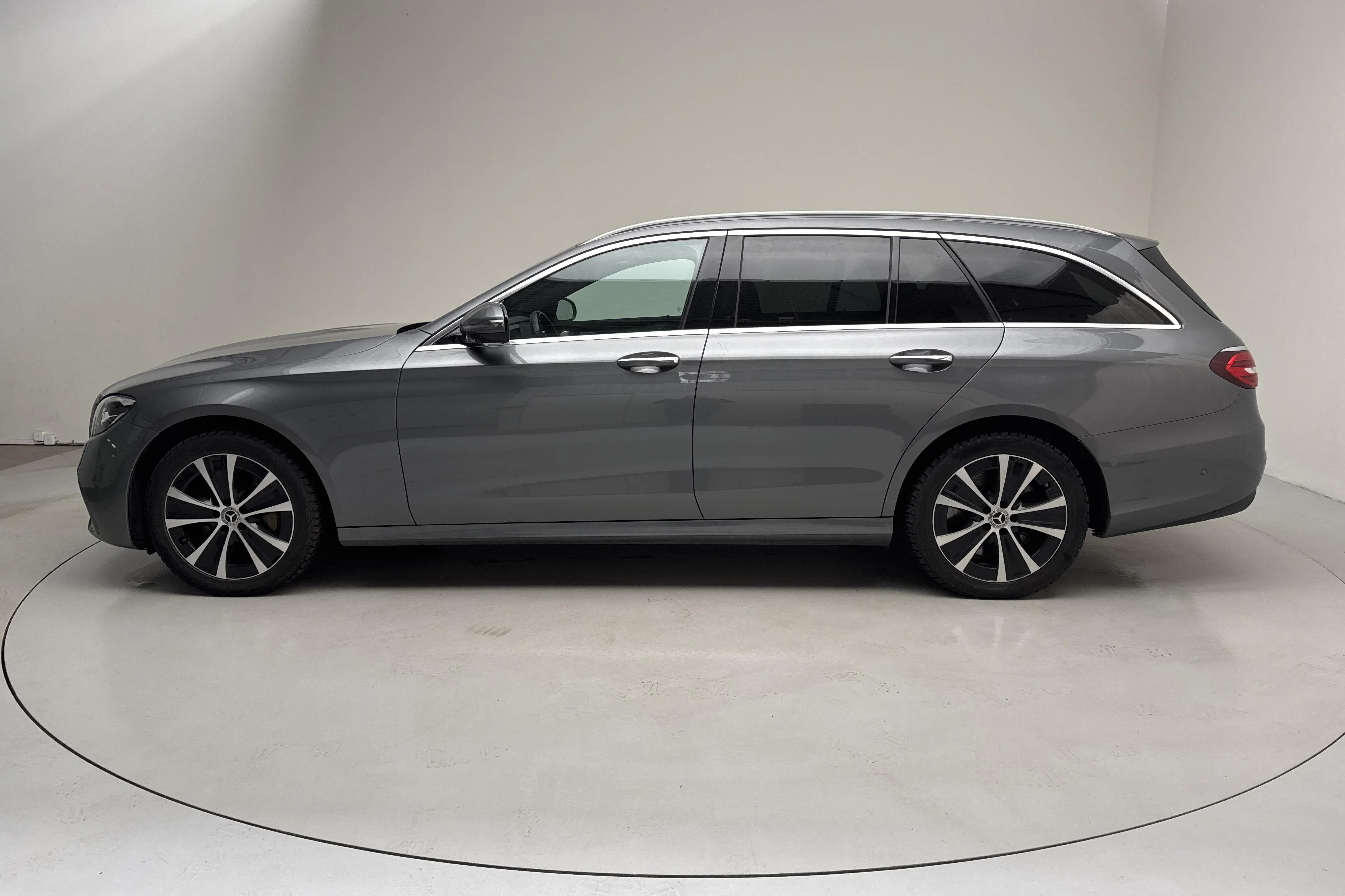 Presentation photo 2 of 19: MB MERCEDES-BENZ - 100 000 km - Automatic - gray - 2022