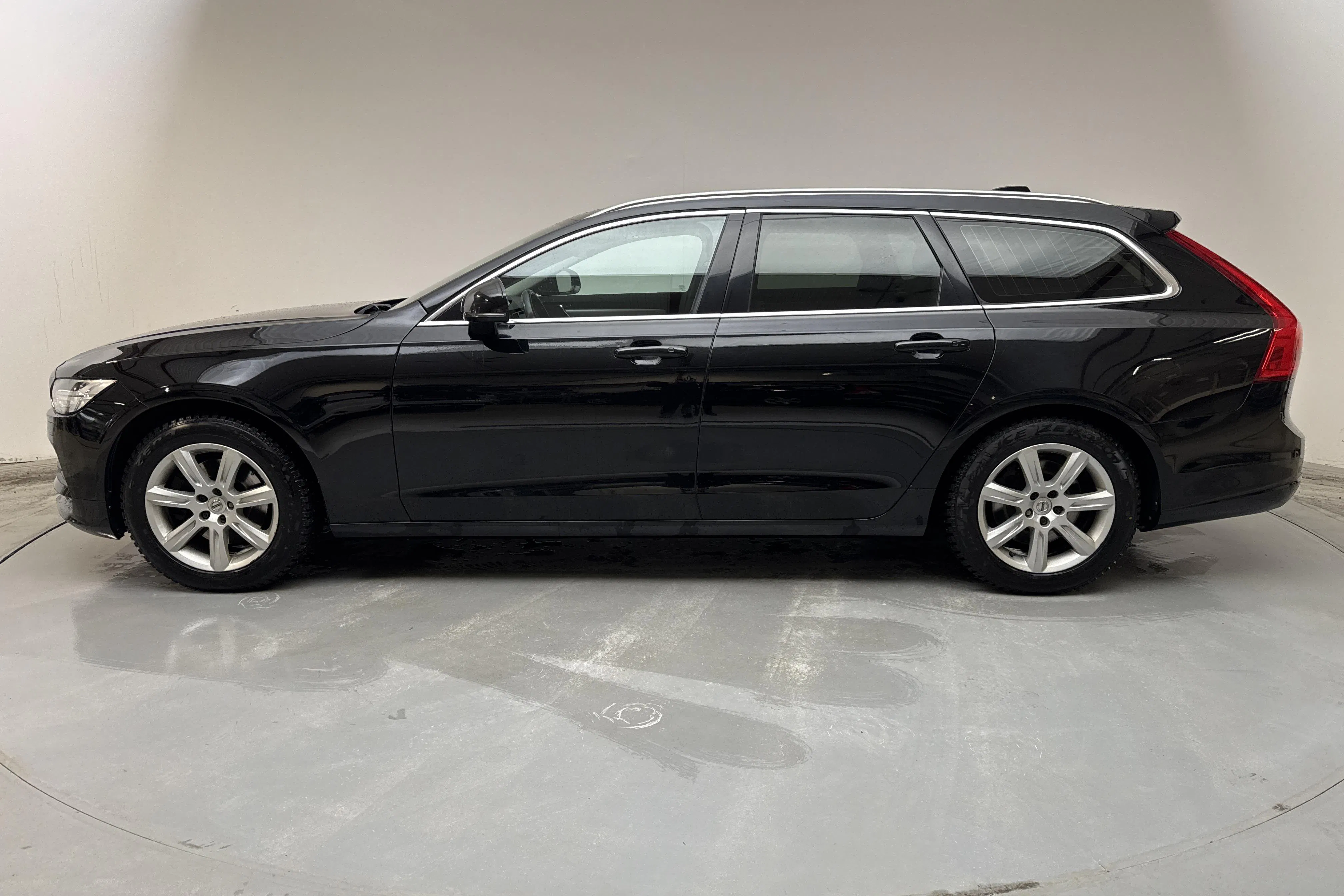 Presentationsfoto 2 av 12: Volvo V90 T5 (254hk) - 12 253 mil - Automat - svart - 2017