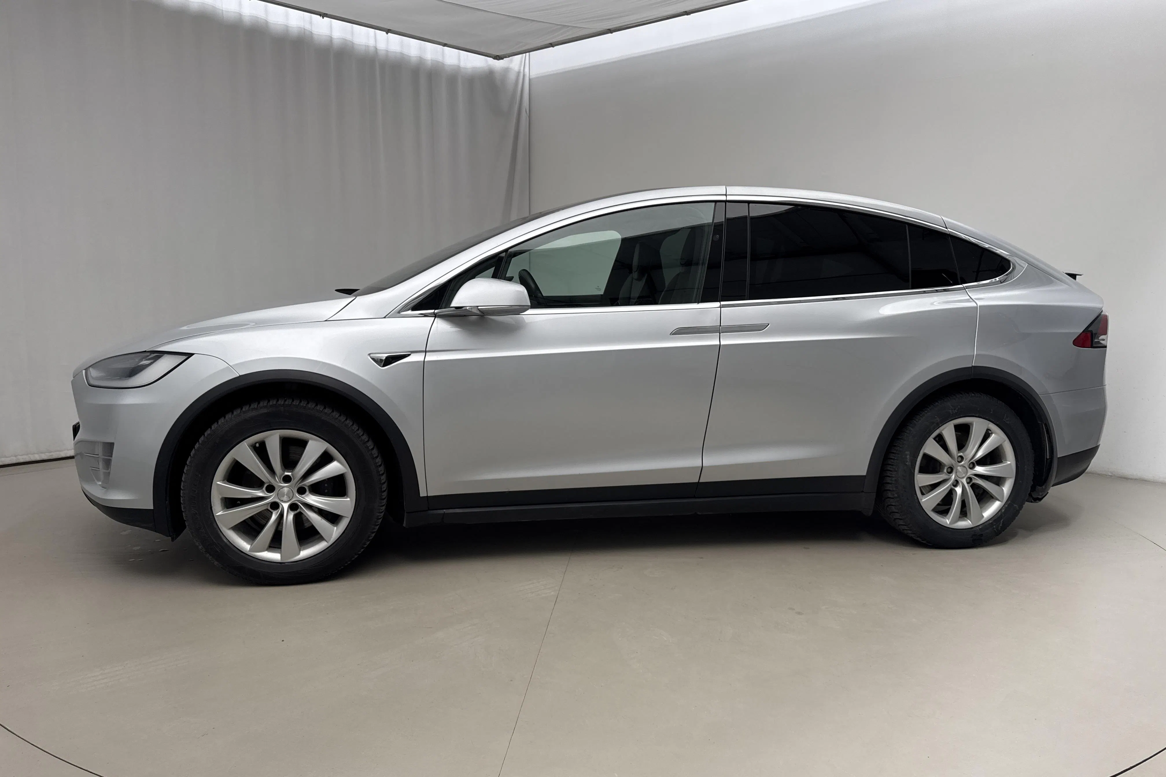 Presentationsfoto 2 av 27: Tesla Model X 100D - 27 164 mil - Automat - grå - 2017