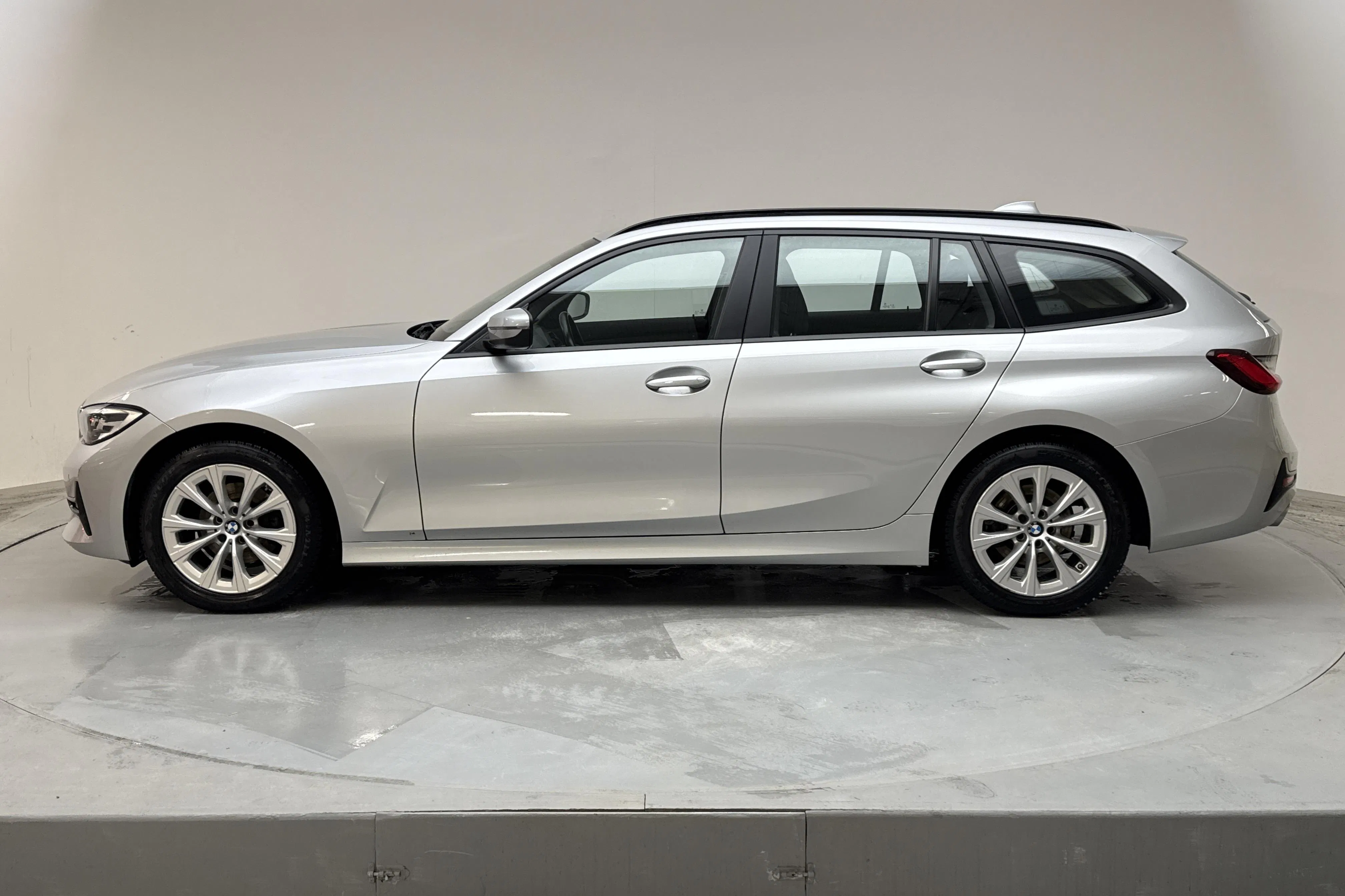 Presentationsfoto 2 av 15: BMW 320d xDrive Touring, G21 (190hk+11hk) - 14 268 mil - Automat - grå - 2020