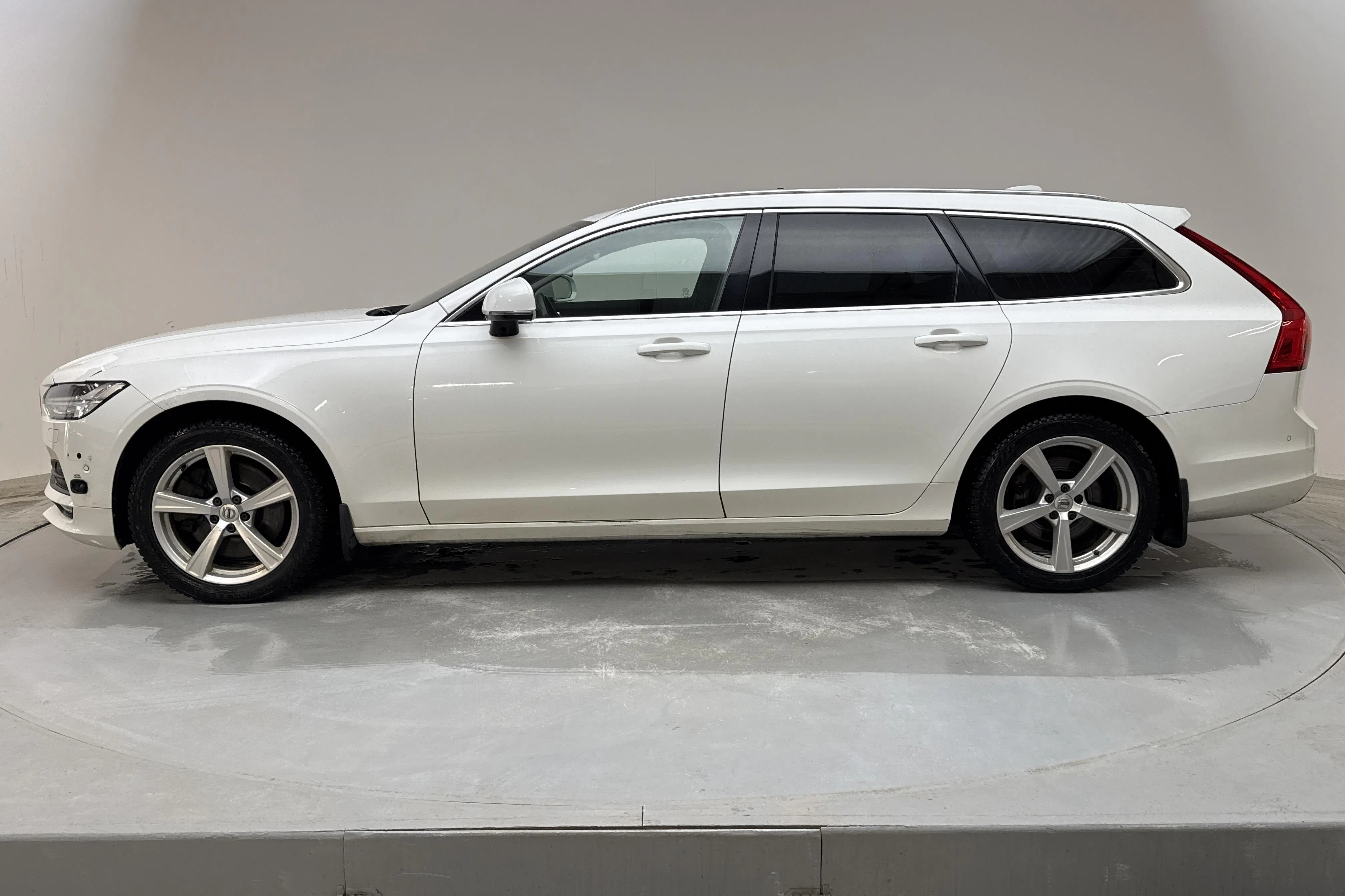 Presentationsfoto 2 av 13: Volvo V90 D5 AWD (235hk) - 35 461 mil - Automat - vit - 2017