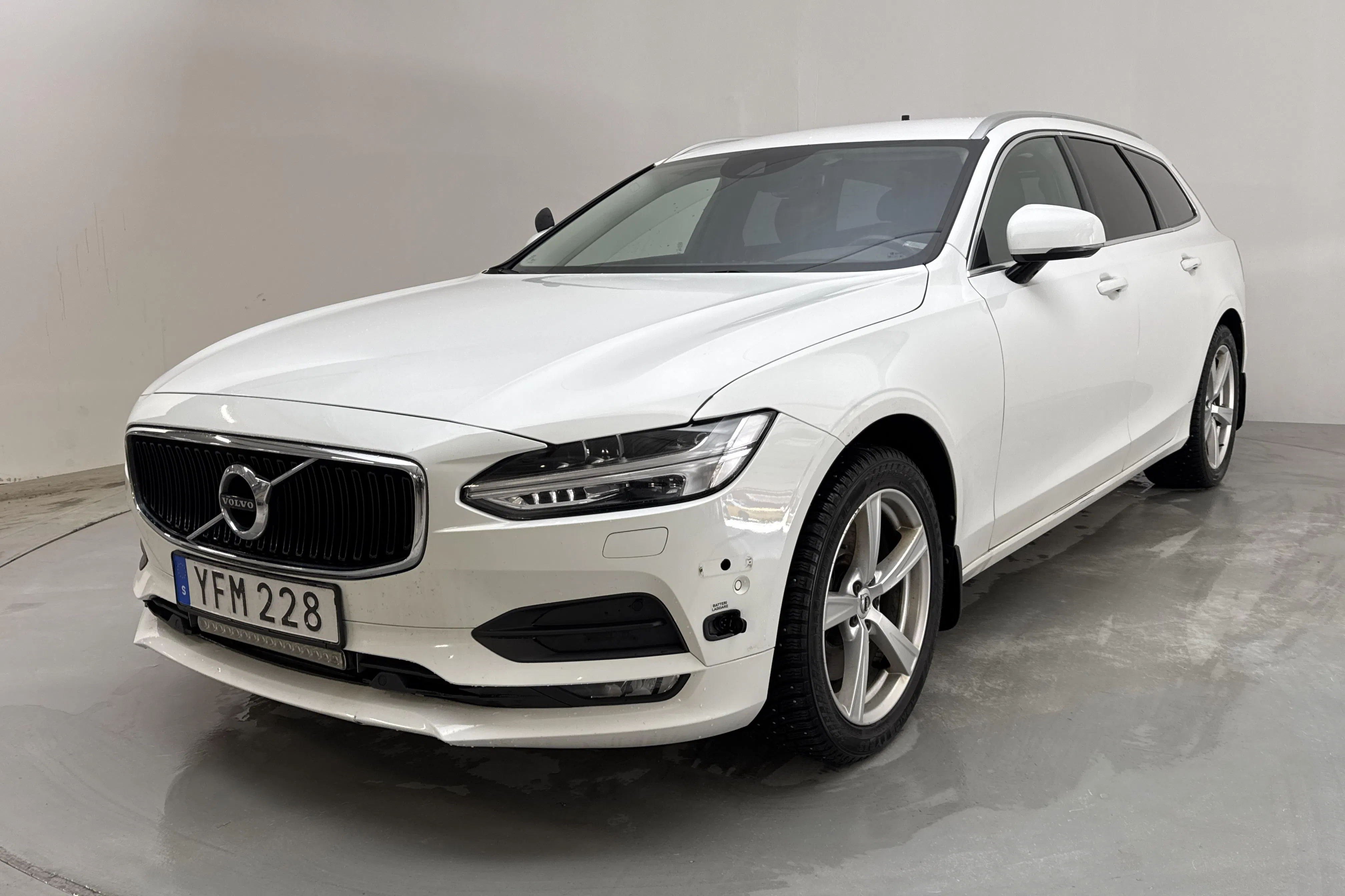 Presentationsfoto 1 av 13: Volvo V90 D5 AWD (235hk) - 35 461 mil - Automat - vit - 2017