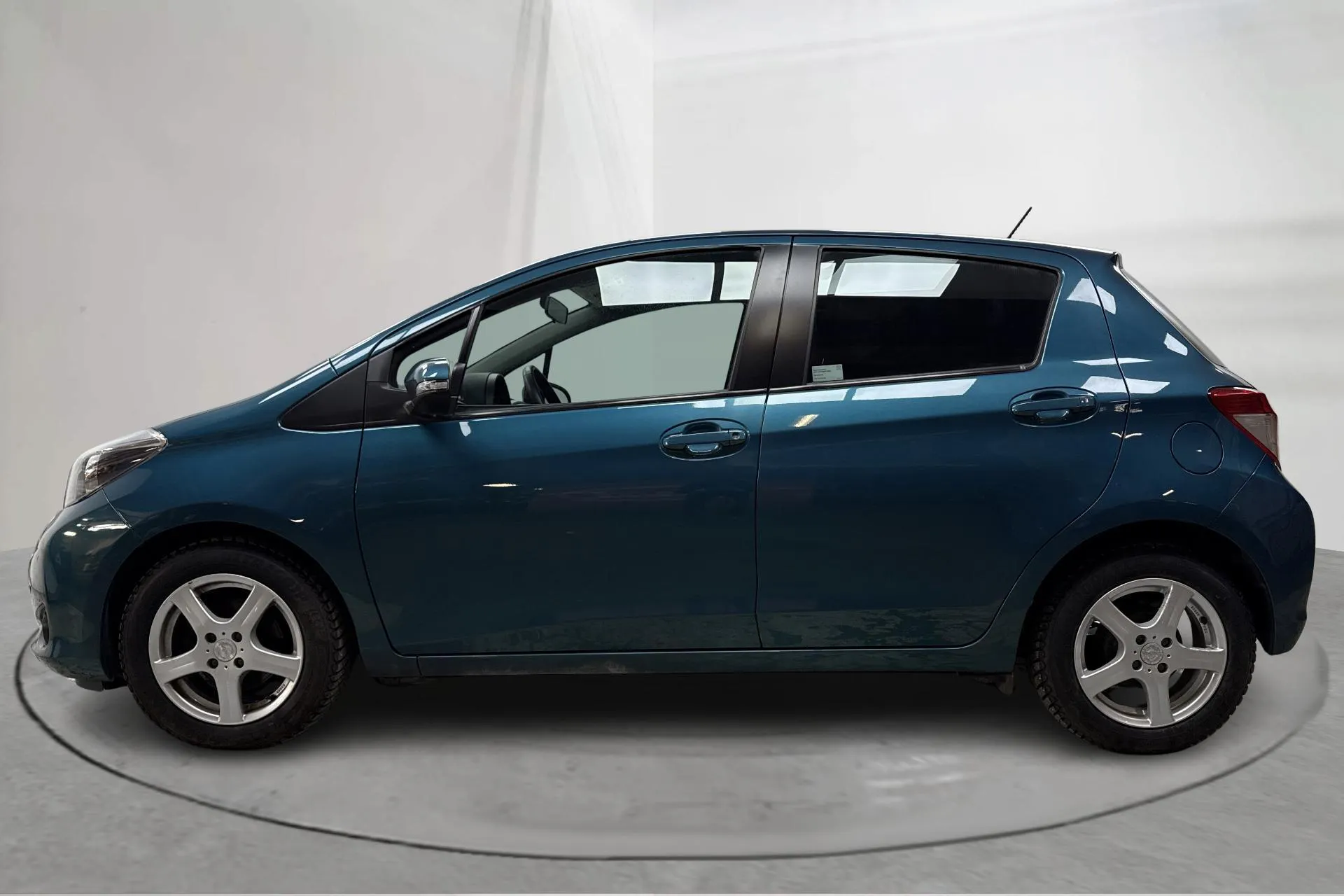 Presentationsfoto 2 av 15: Toyota Yaris 1.33 5dr (100hk) - 4 408 mil - Manuell - Dark Green - 2014