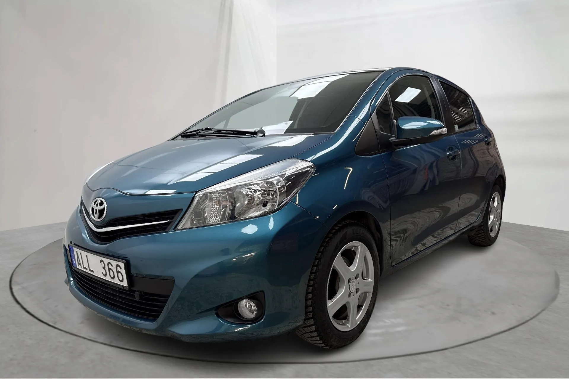 Presentationsfoto 1 av 15: Toyota Yaris 1.33 5dr (100hk) - 4 408 mil - Manuell - Dark Green - 2014