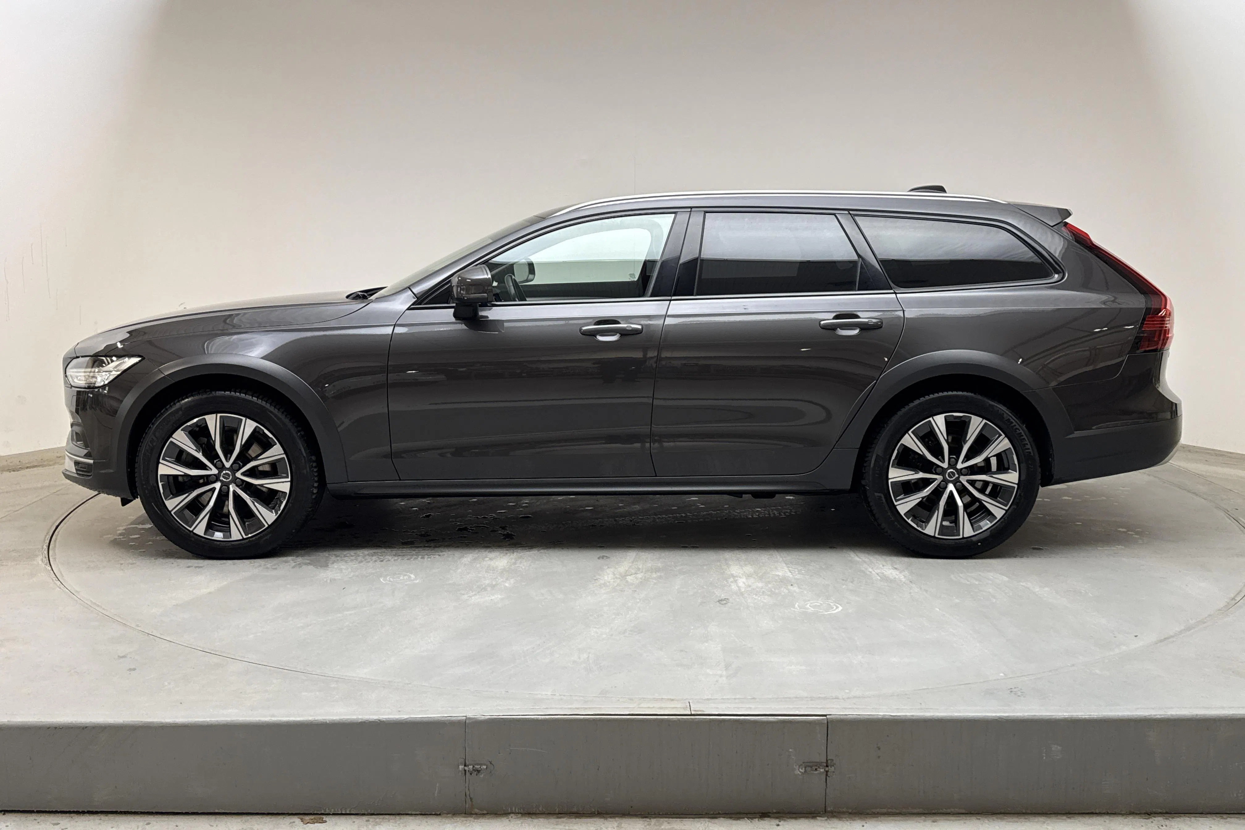 Presentationsfoto 2 av 17: Volvo V90 B4 Cross Country AWD Mildhybrid, Diesel (197hk) - 9 137 mil - Automat - grå - 2023