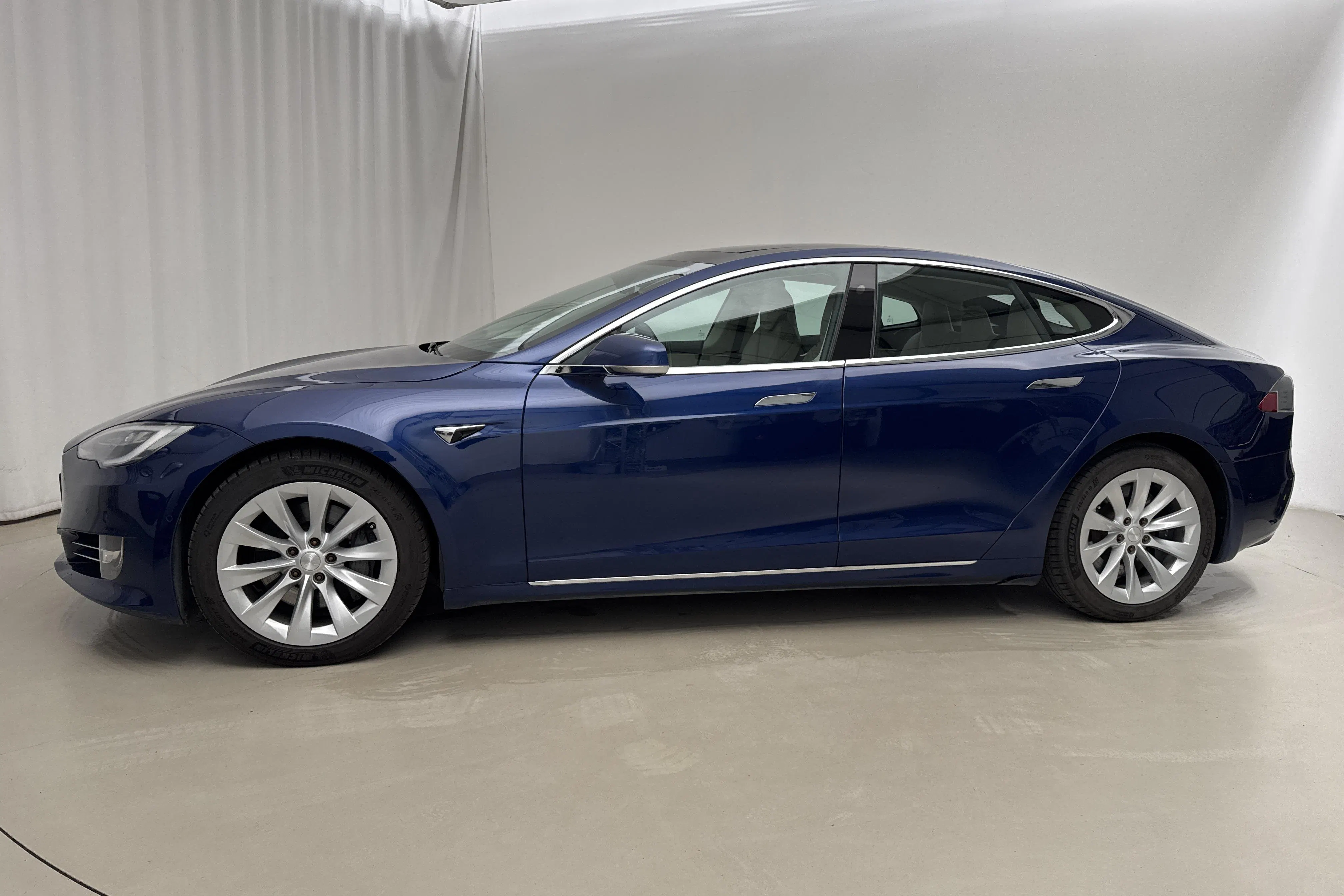 Presentationsfoto 2 av 24: Tesla Model S 100D - 9 510 mil - Automat - blå - 2018