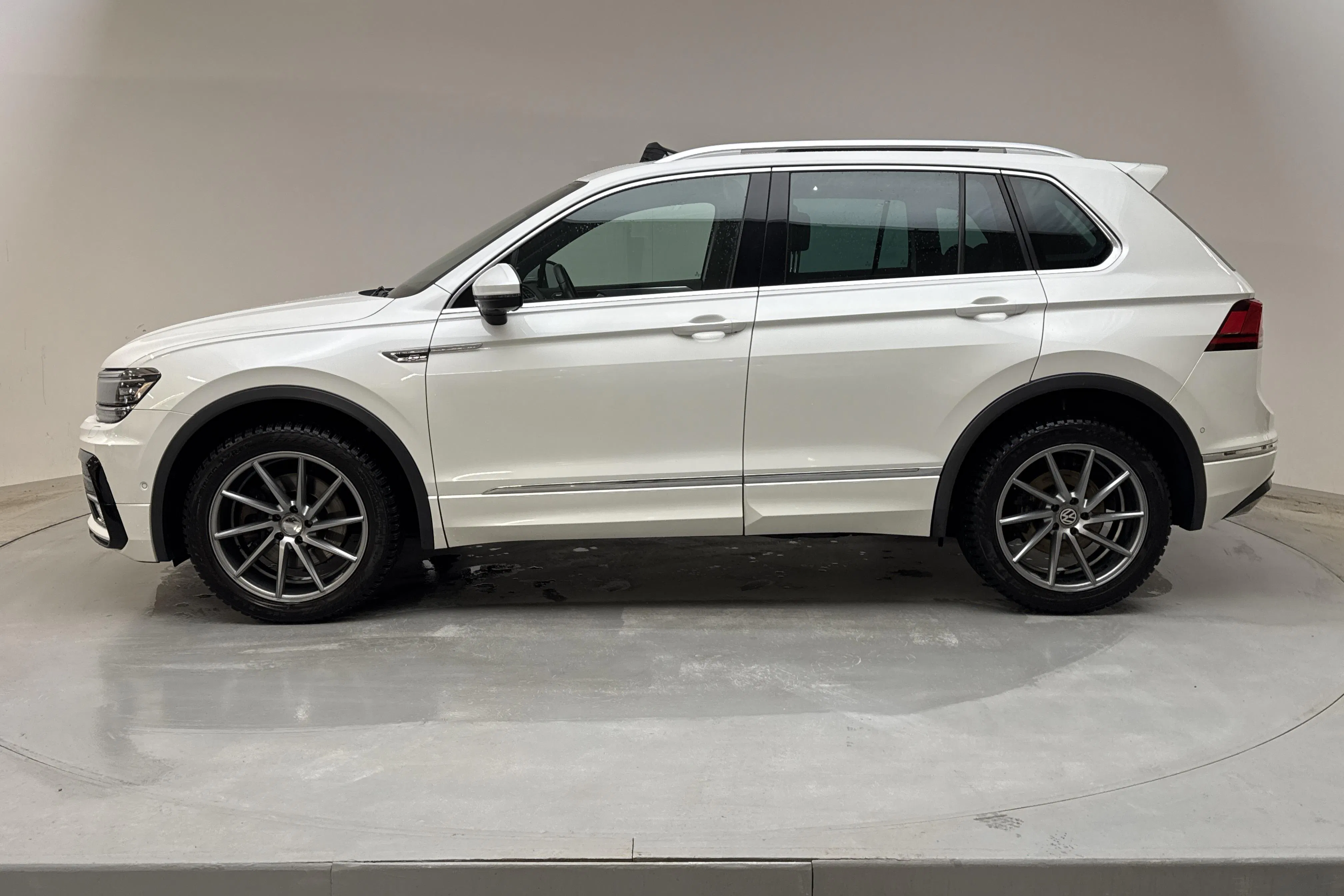 Presentationsfoto 2 av 15: VW Tiguan 2.0 TDI 4MOTION (240hk) - 15 787 mil - Automat - vit - 2017