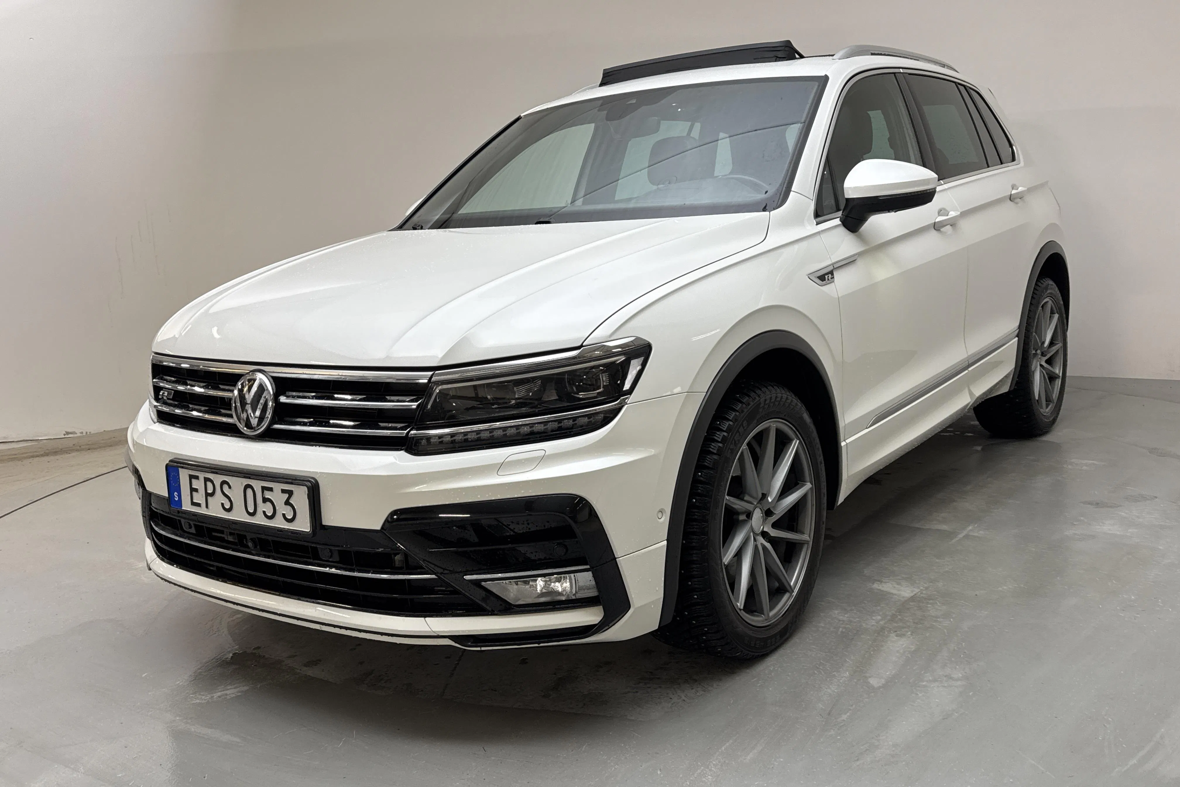 Presentationsfoto 1 av 15: VW Tiguan 2.0 TDI 4MOTION (240hk) - 15 787 mil - Automat - vit - 2017