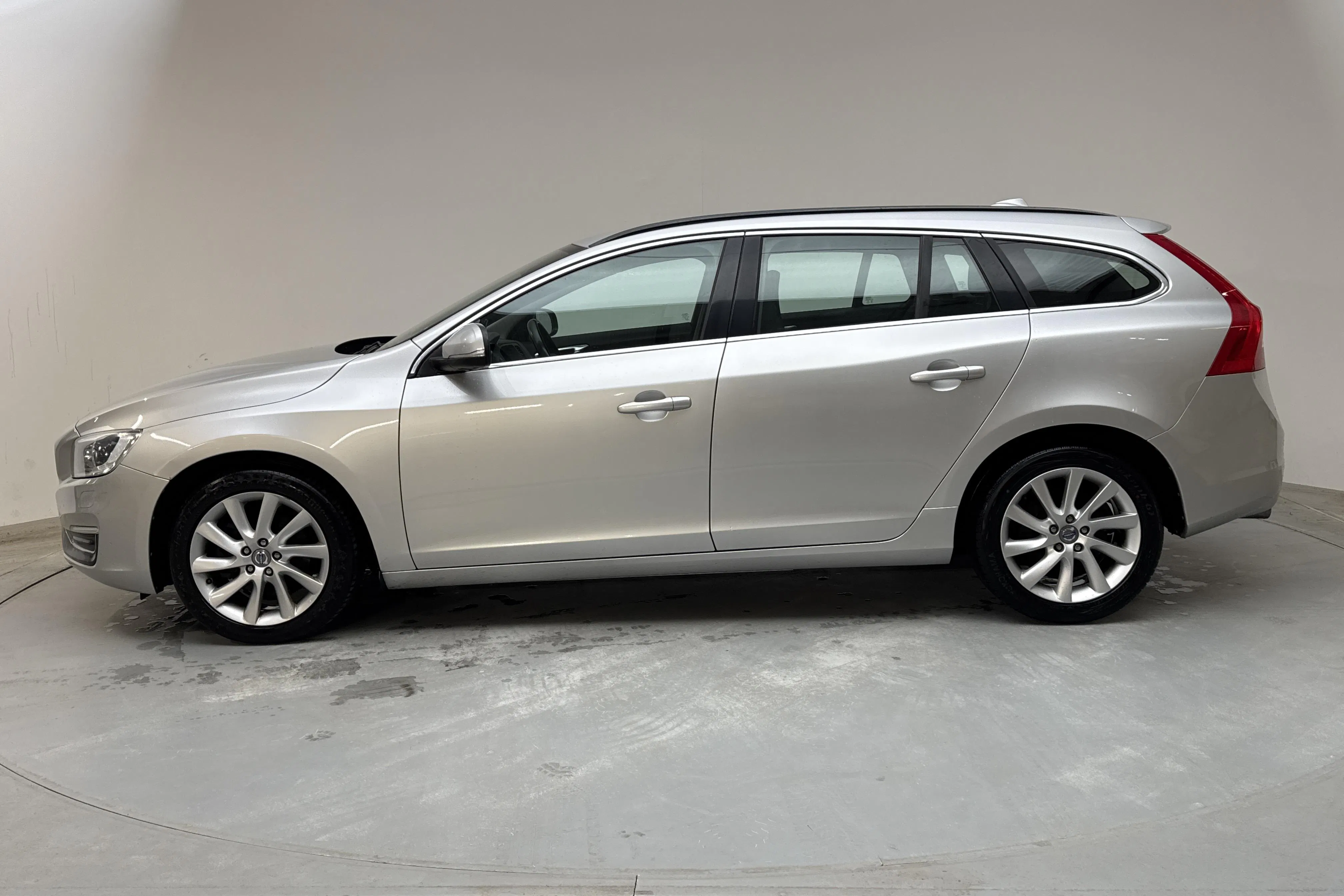 Presentationsfoto 2 av 13: Volvo V60 D2 (115hk) - 19 547 mil - Manuell - silver - 2014