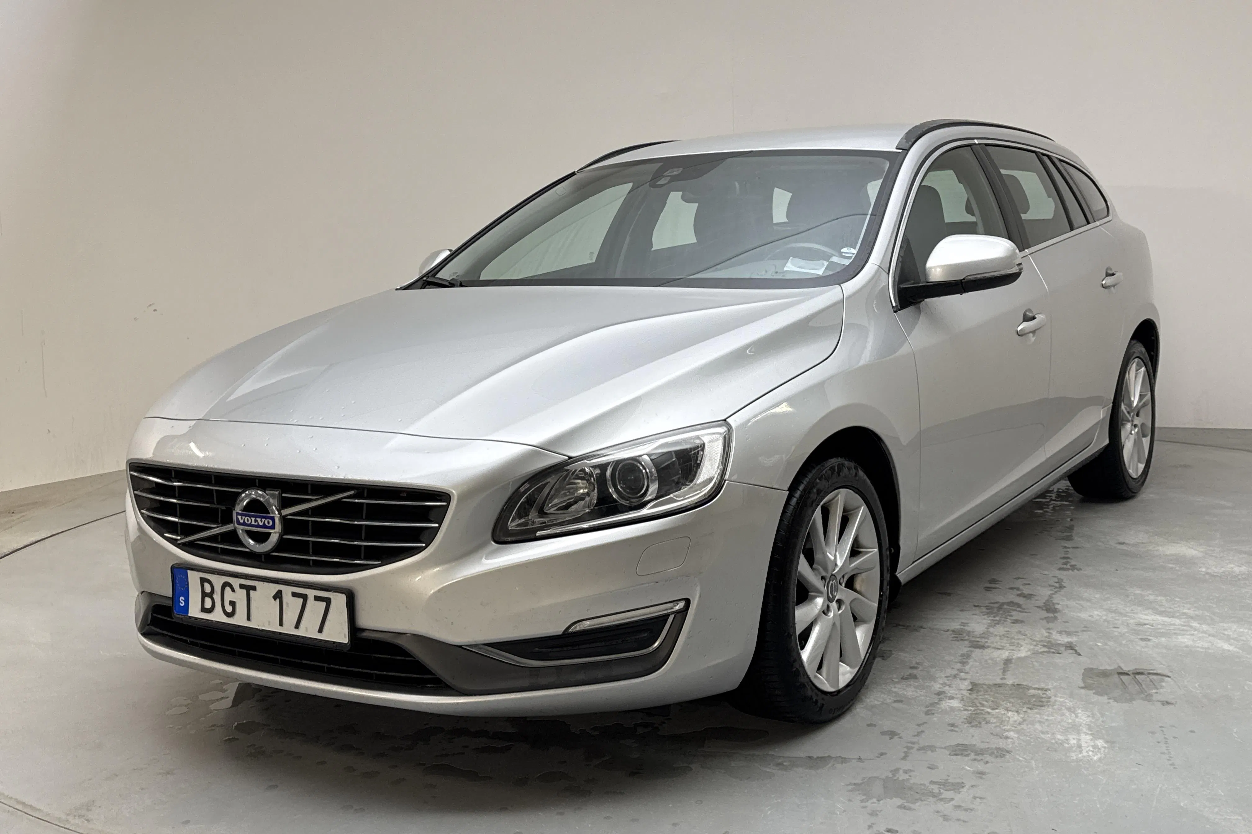 Presentationsfoto 1 av 13: Volvo V60 D2 (115hk) - 19 547 mil - Manuell - silver - 2014