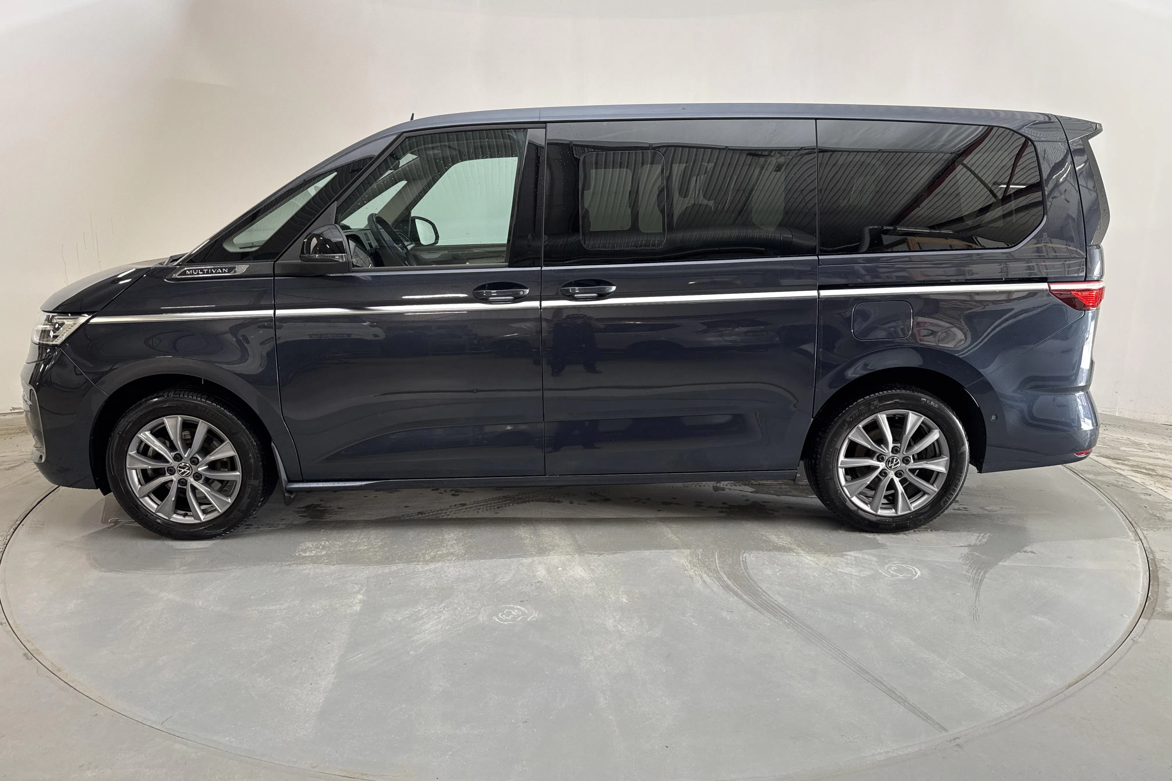 Presentationsfoto 2 av 20: VW Multivan T7 1.4 eHybrid (150hk) - 4 500 mil - Automat - blå - 2023