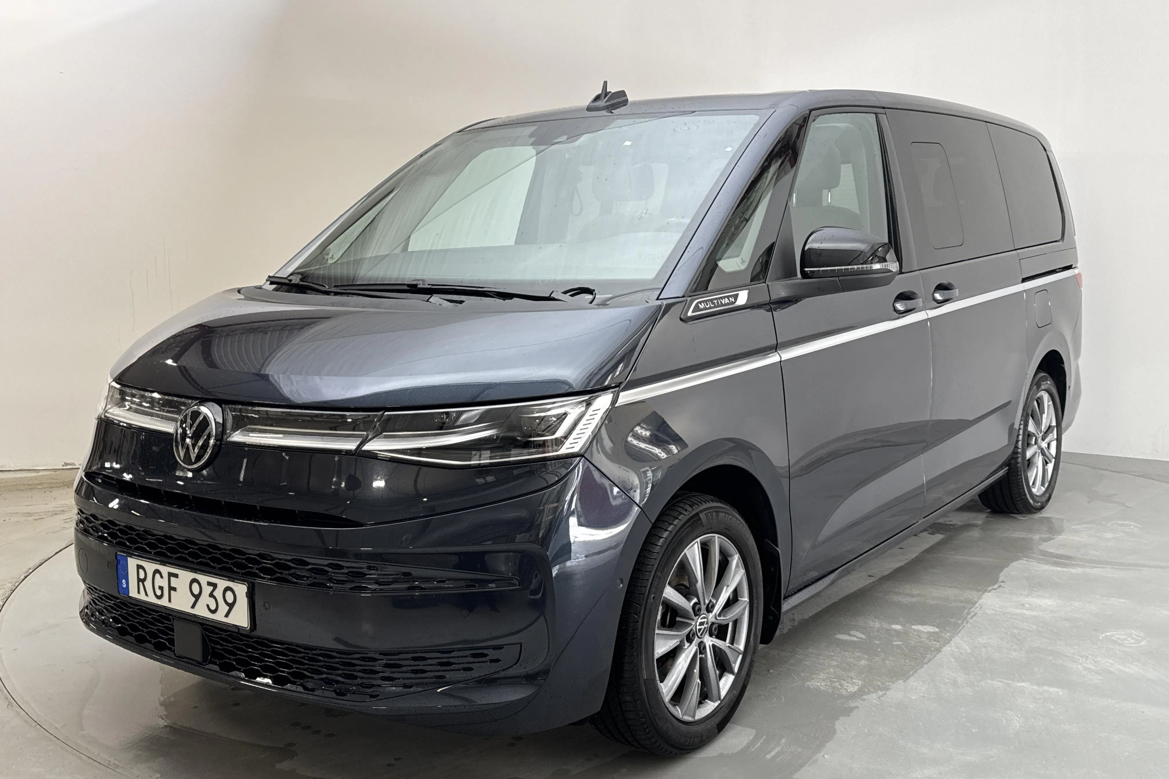 Presentationsfoto 1 av 20: VW Multivan T7 1.4 eHybrid (150hk) - 4 500 mil - Automat - blå - 2023