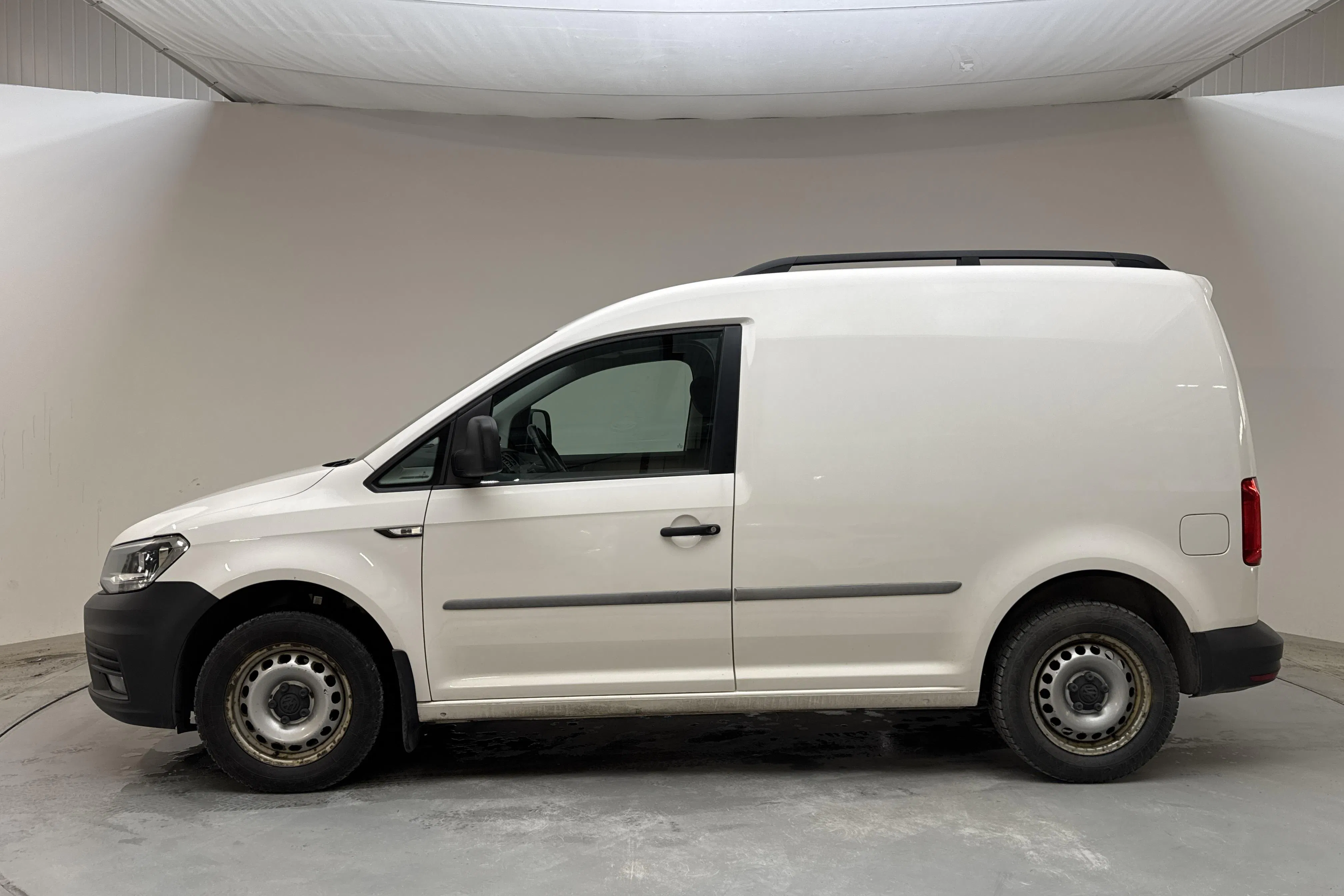 Presentationsfoto 2 av 14: VW Caddy 2.0 TDI Skåp (75hk) - 13 083 mil - Manuell - vit - 2020