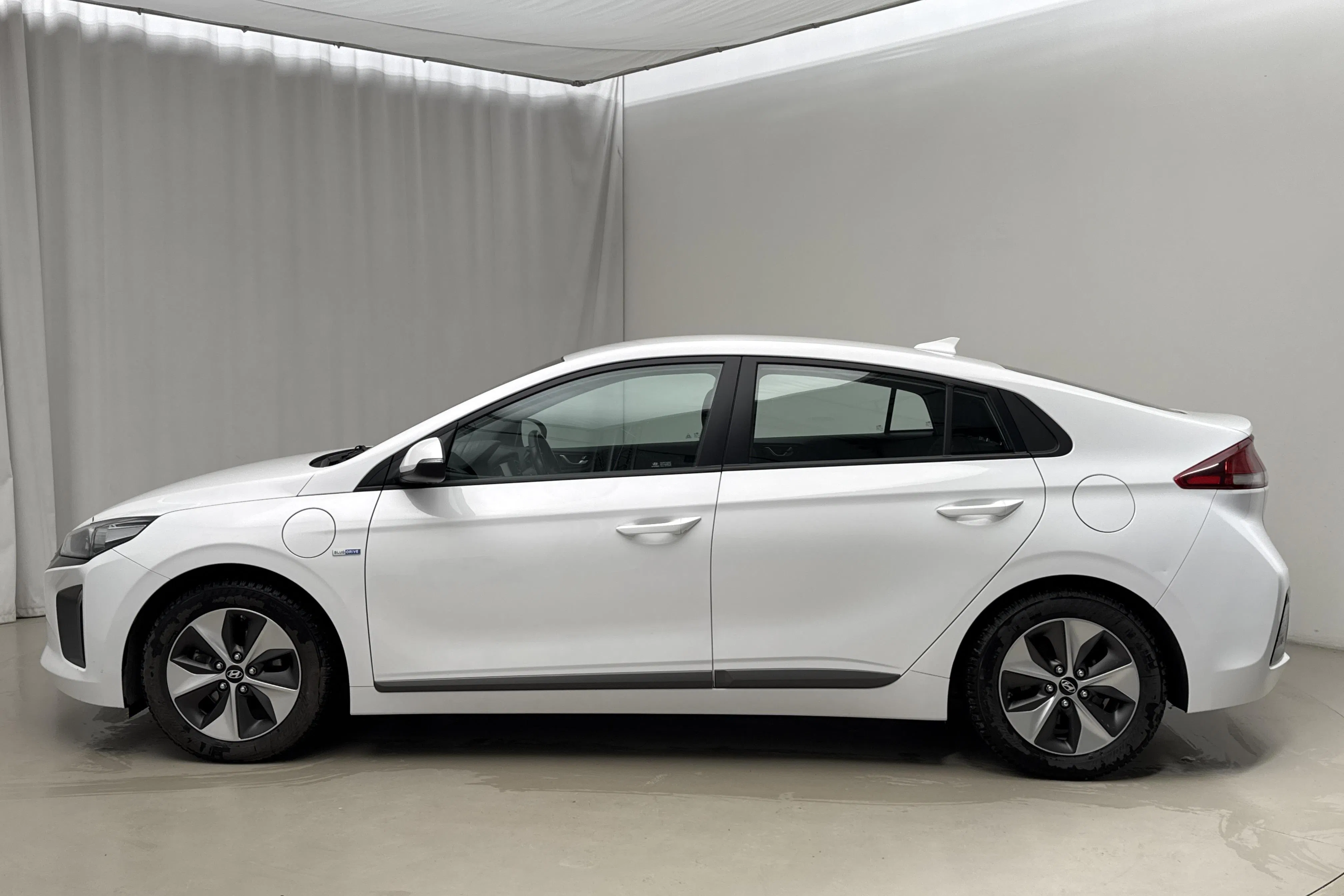 Esitlusfoto 2 aadressil 22: Hyundai IONIQ Plug-in (141hk) - 99 950 km - Automaatne - valge - 2017