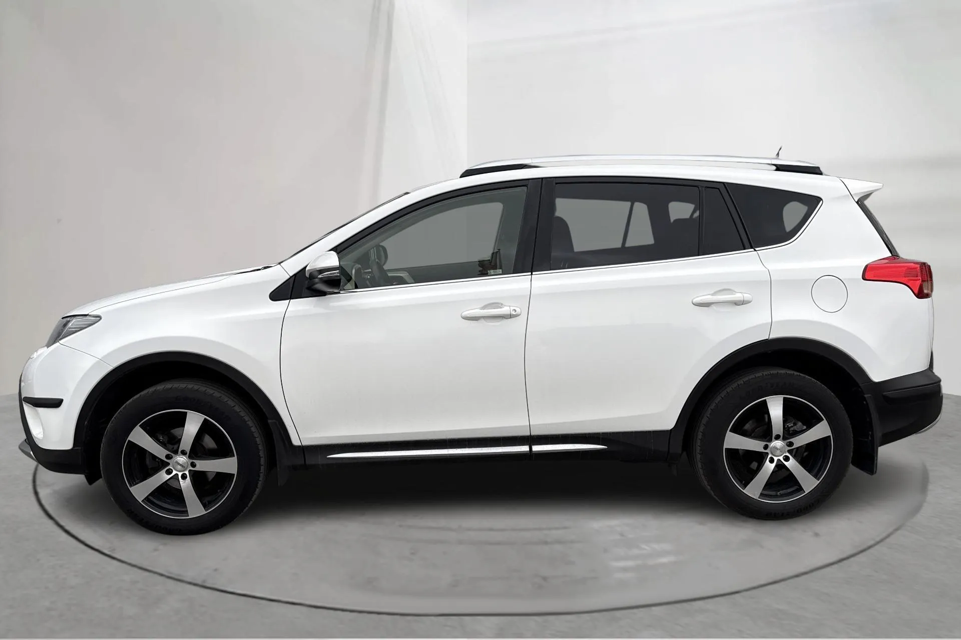 Presentationsfoto 2 av 17: Toyota RAV4 2.0 VVT-i (151hk) - 18 324 mil - Automat - vit - 2014