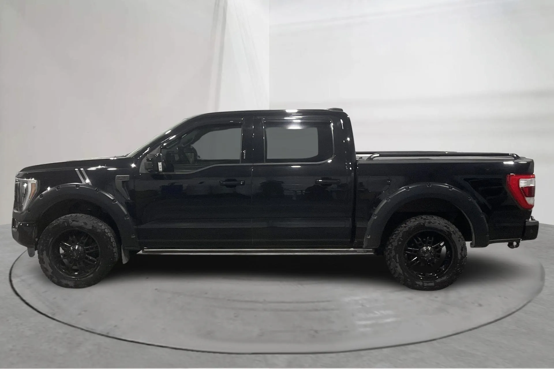 Presentationsfoto 2 av 31: FORD F-150 Super Crew 5.0 V8 (406hk) - 9 898 mil - Automat - svart - 2021