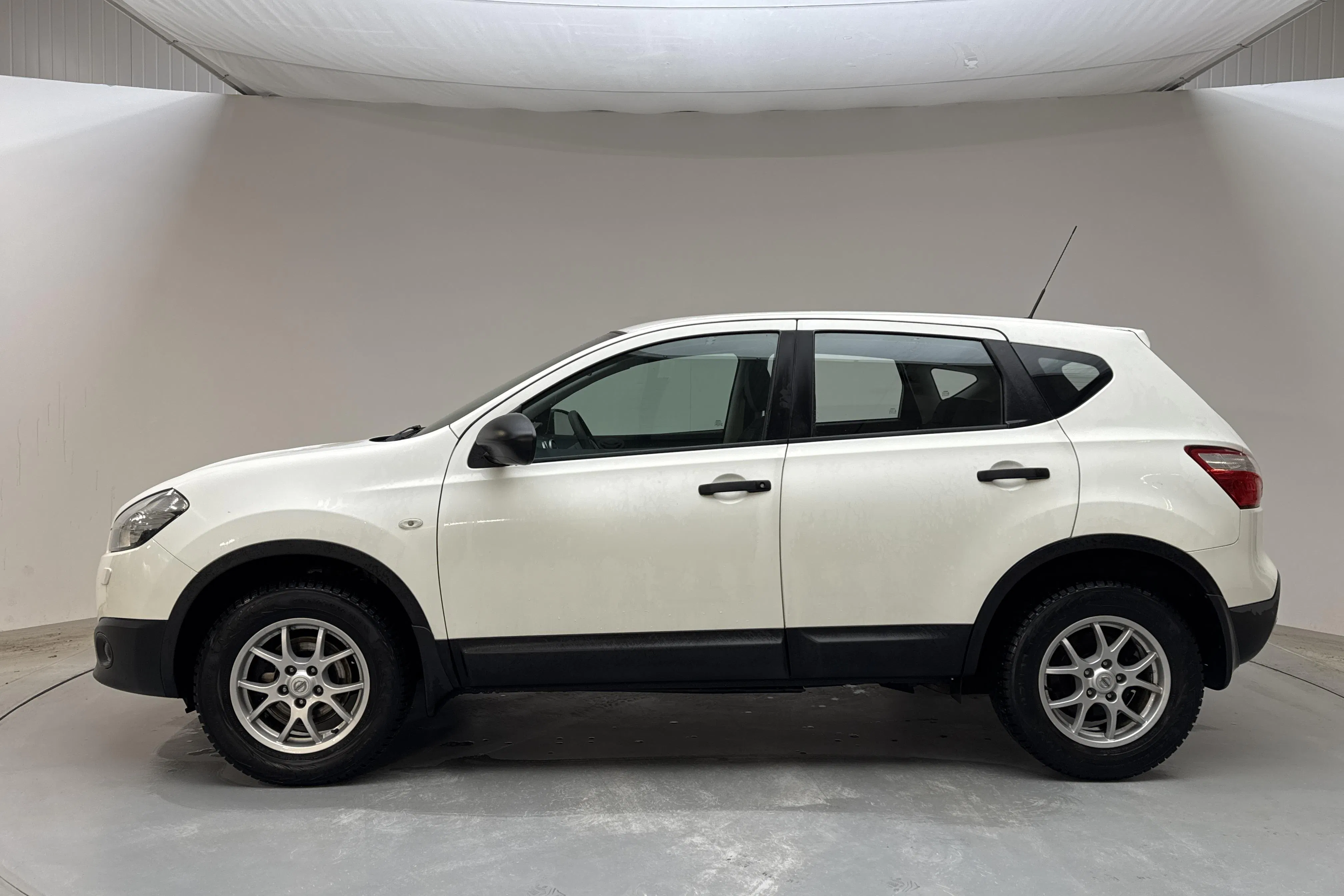 Presentationsfoto 2 av 12: Nissan Qashqai 1.6 (117hk) - 16 693 mil - Manuell - vit - 2013