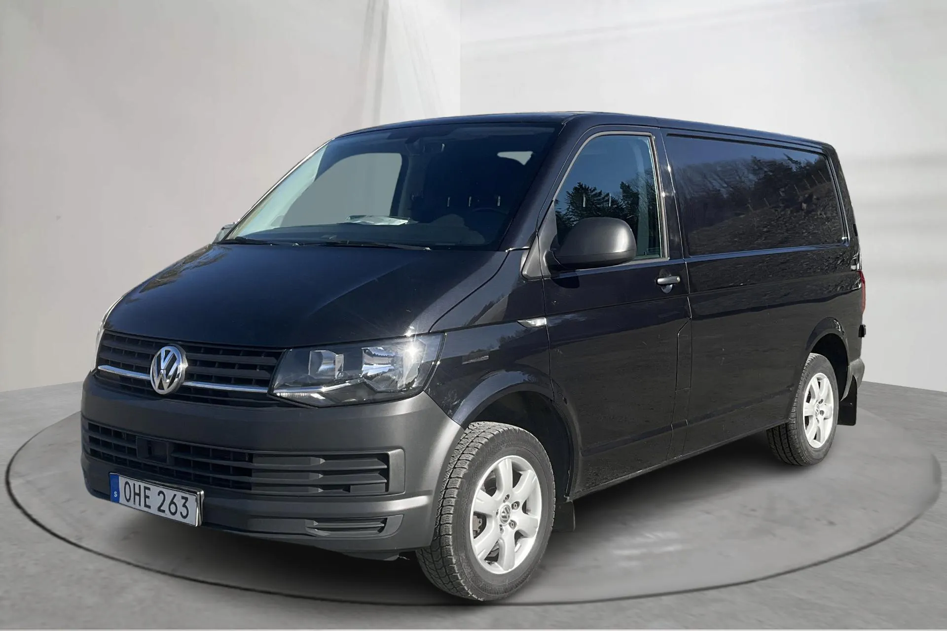 Presentation photo 1 of 12: VW Transporter T6 2.0 TDI BMT Skåp (150hk) - 190 290 km - Automatic - black - 2017