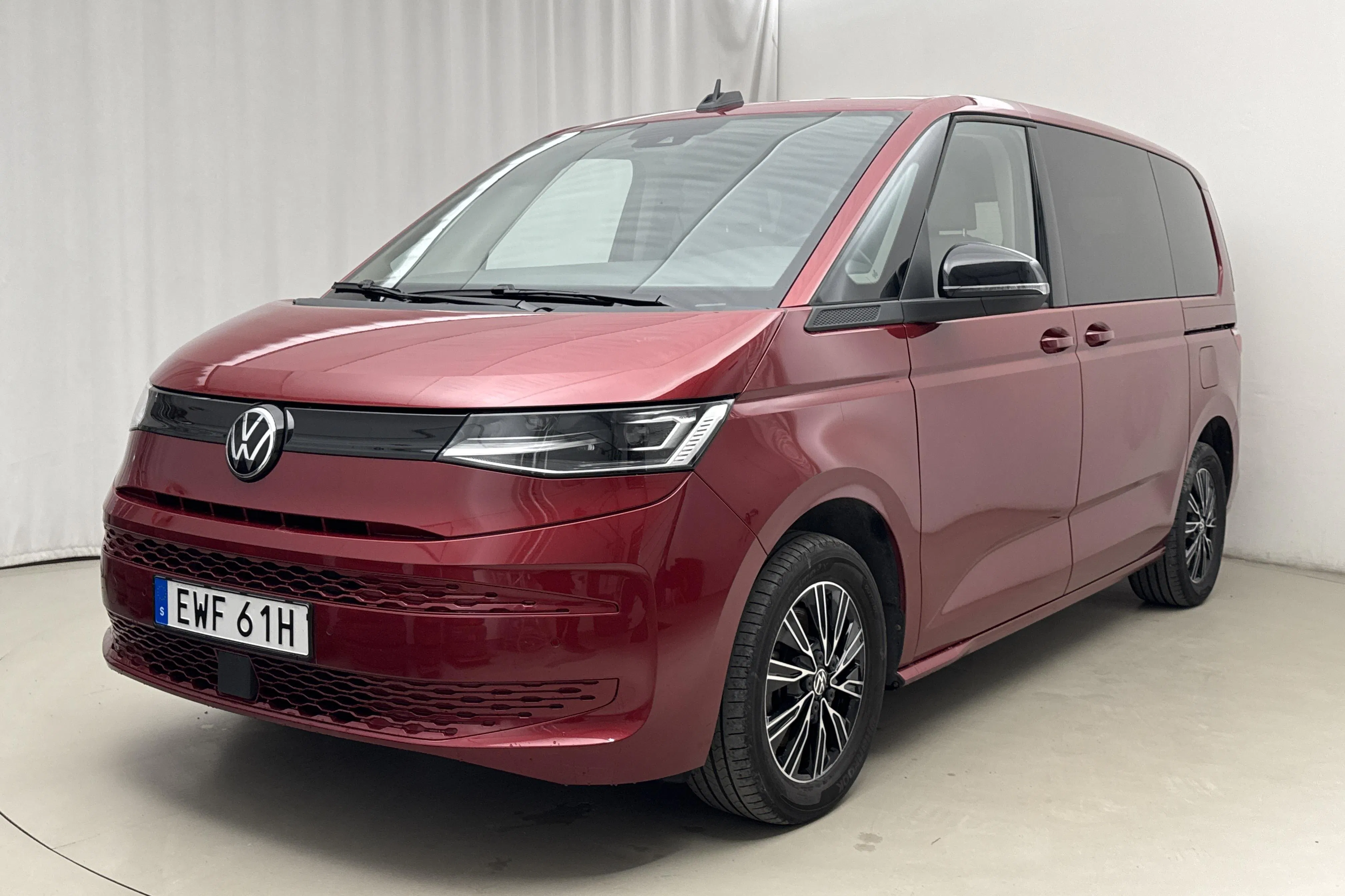 Presentationsfoto 1 av 20: VW Multivan T7 1.4 eHybrid (218hk) - 8 451 mil - Automat - röd - 2024