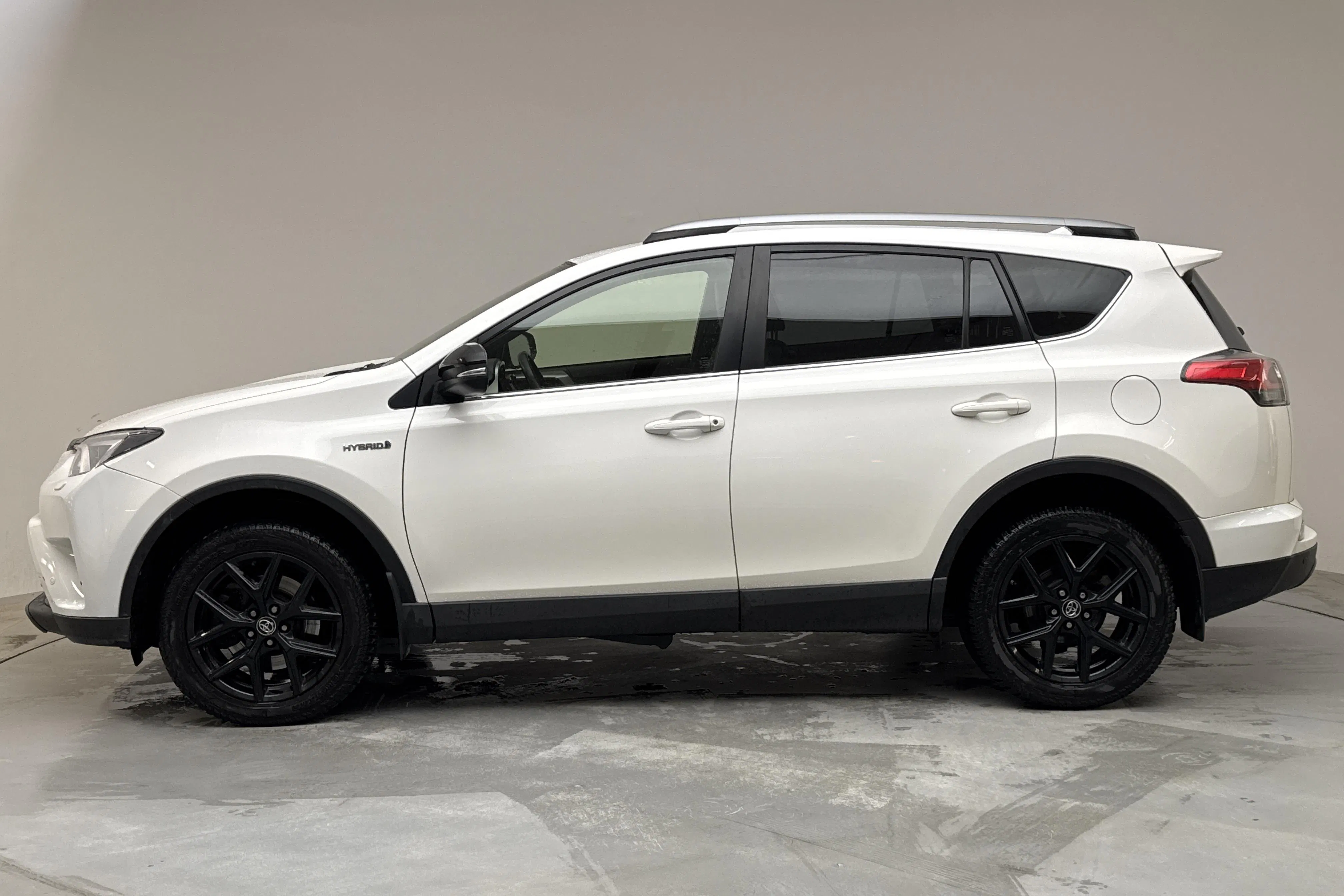 Presentationsfoto 2 av 13: Toyota RAV4 2.5 HSD AWD (197hk) - 11 200 mil - Automat - vit - 2019