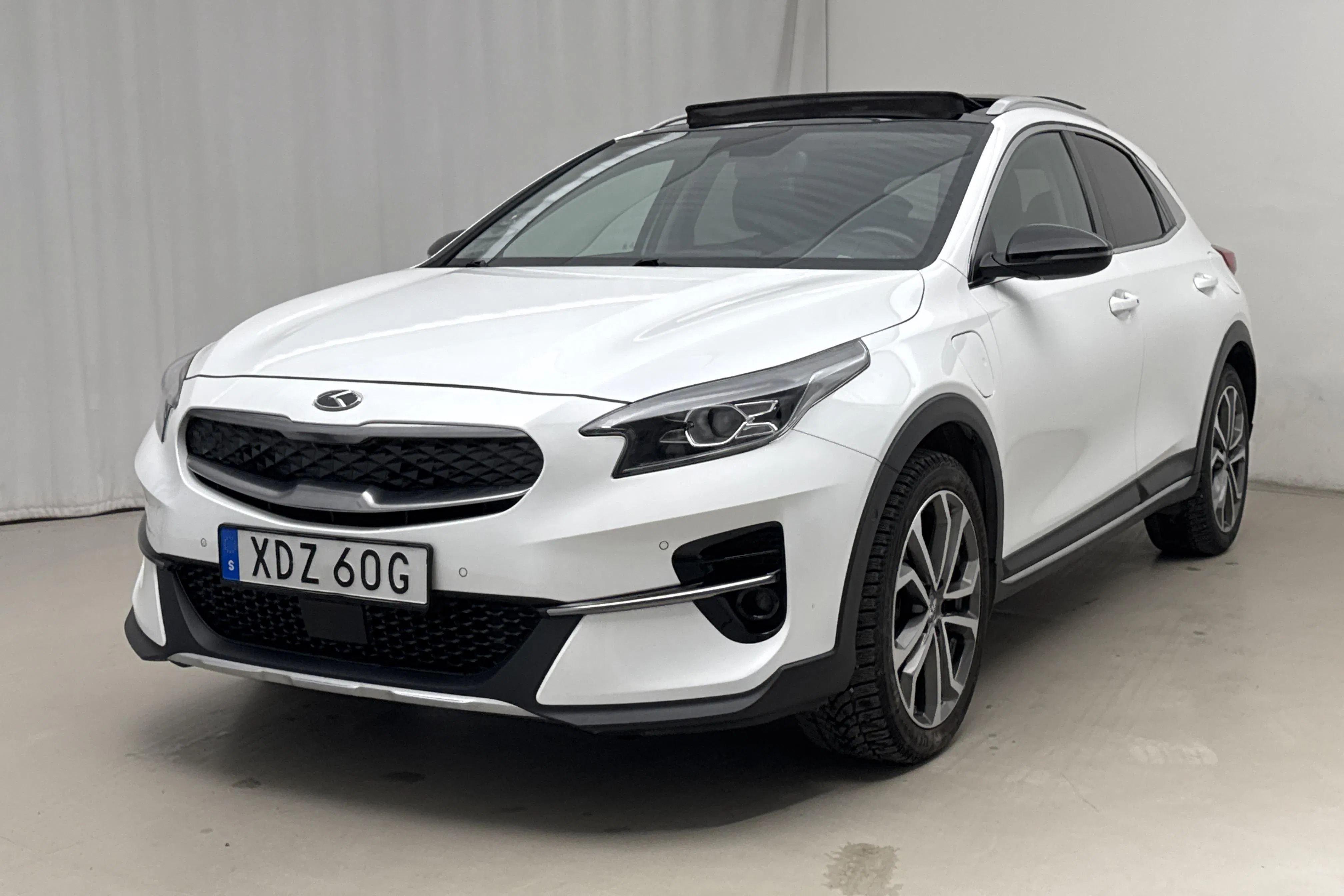 Presentationsfoto 1 av 24: KIA XCeed 1.6 Plug-in Hybrid 5dr (141hk) - 10 052 mil - Automat - vit - 2020