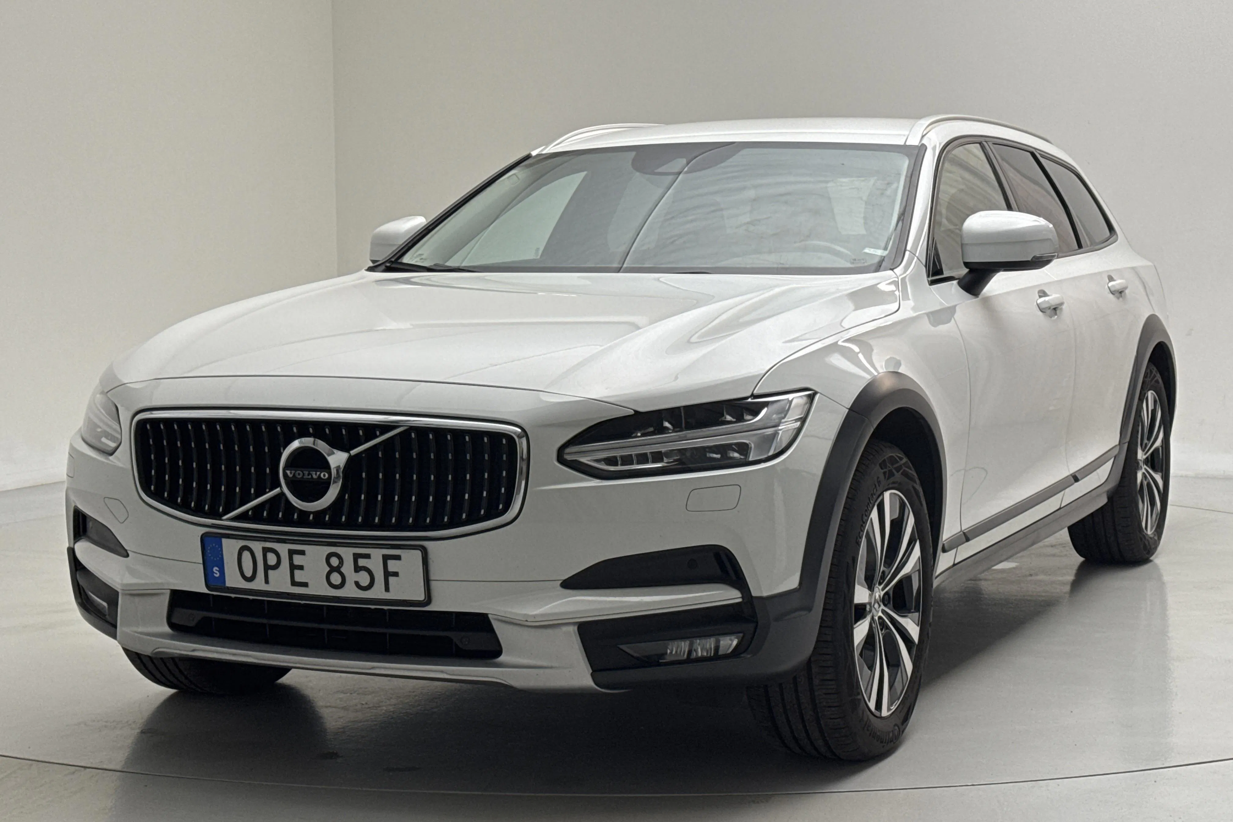 Presentation photo 1 of 15: Volvo V90 D4 Cross Country AWD (190hk) - 201 090 km - Automatic - white - 2020