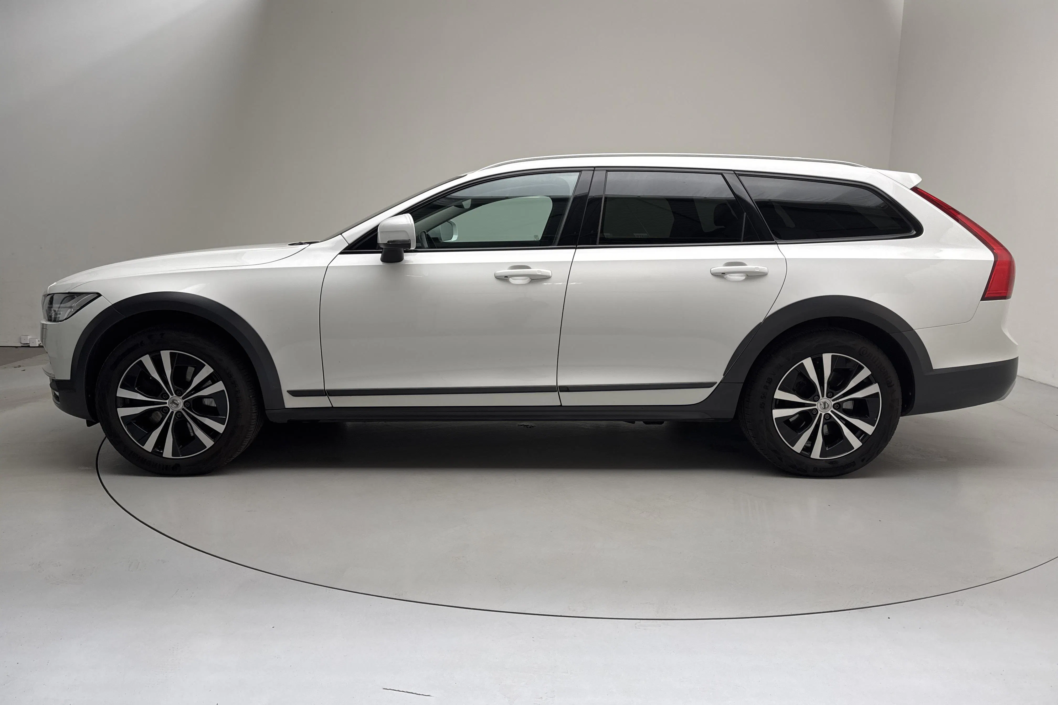 Presentation photo 2 of 15: Volvo V90 D4 Cross Country AWD (190hk) - 201 090 km - Automatic - white - 2020
