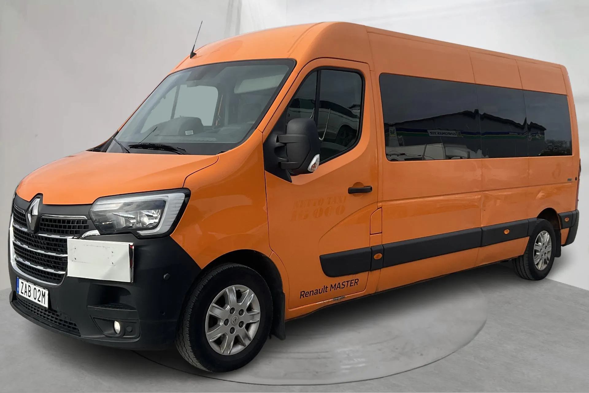 Presentationsfoto 1 av 19: Renault Master 2.3 dCi FAP 2WD (150hk) - 51 885 mil - Automat - orange - 2020