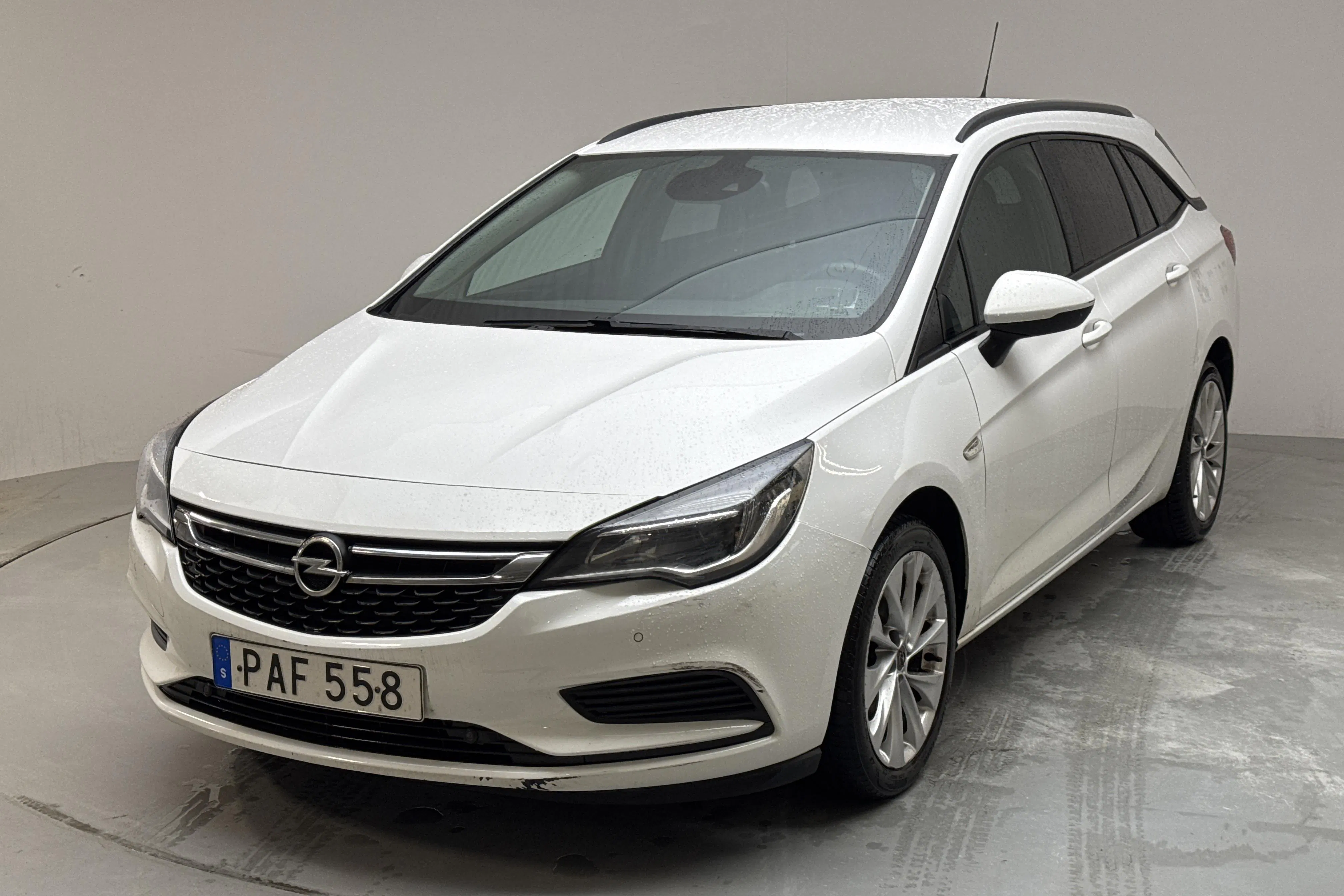 Presentationsfoto 1 av 11: Opel Astra 1.4 Turbo ECOTEC Sports Tourer (125hk) - 18 541 mil - Manuell - vit - 2016