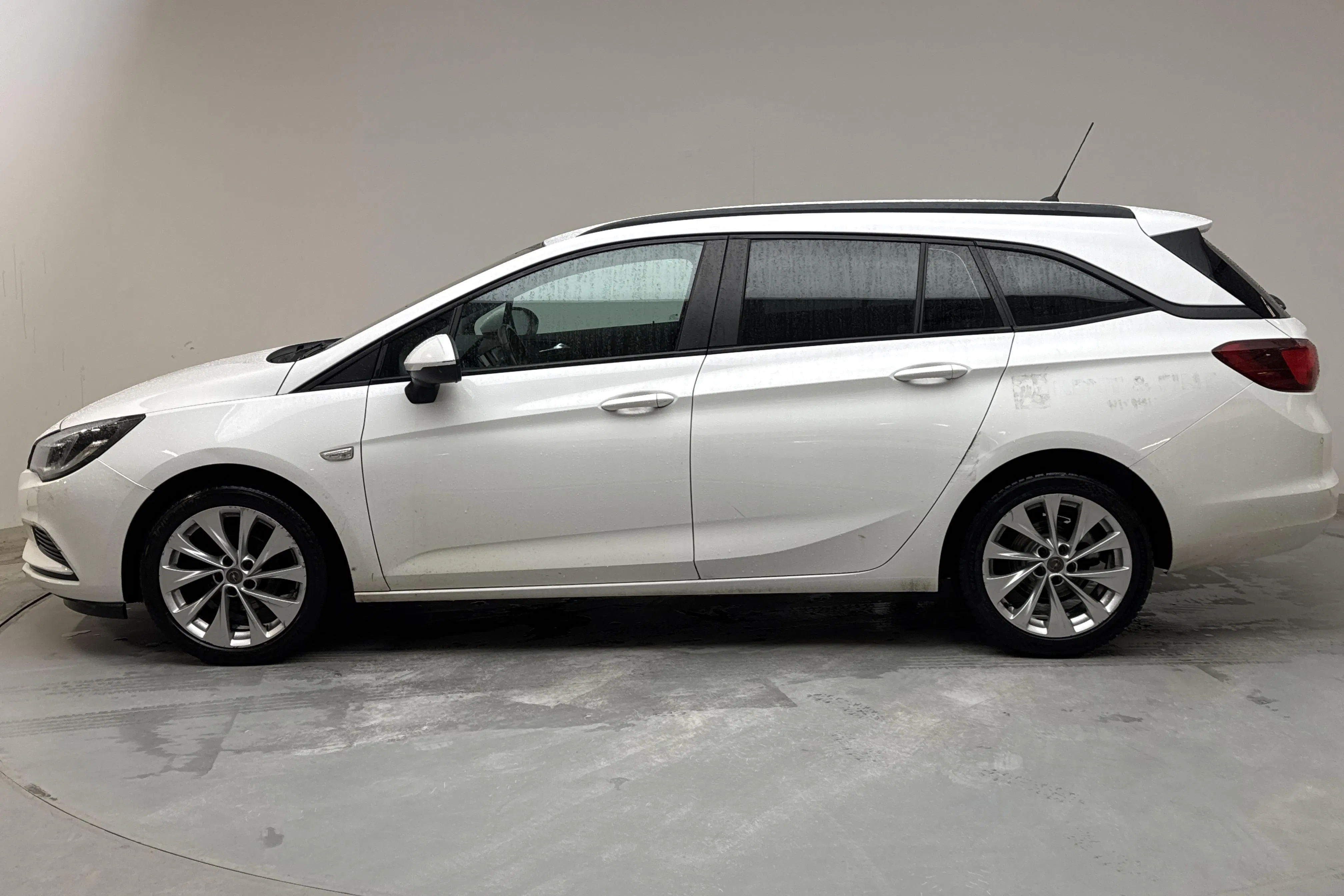 Presentationsfoto 2 av 11: Opel Astra 1.4 Turbo ECOTEC Sports Tourer (125hk) - 18 541 mil - Manuell - vit - 2016