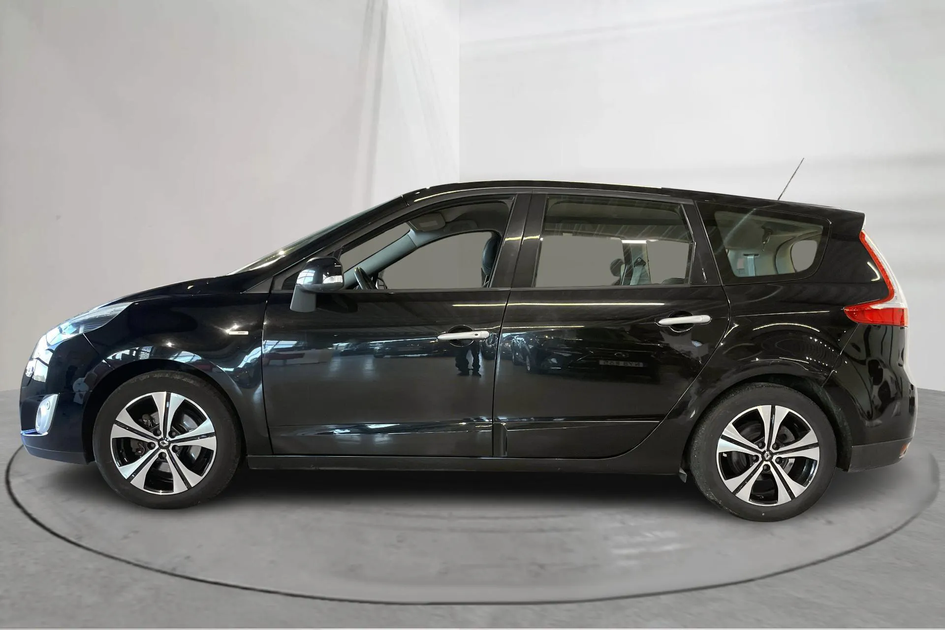 Presentationsfoto 2 av 17: Renault Grand Scénic III 1.6 dCi (130hk) - 9 343 mil - Manuell - svart - 2011