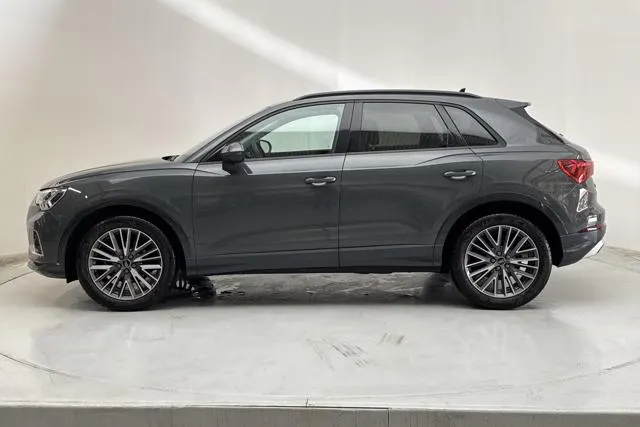 Presentationsfoto 2 av 13: Audi Q3 35 TFSI (150hk) - 3 136 mil - Automat - grå - 2024