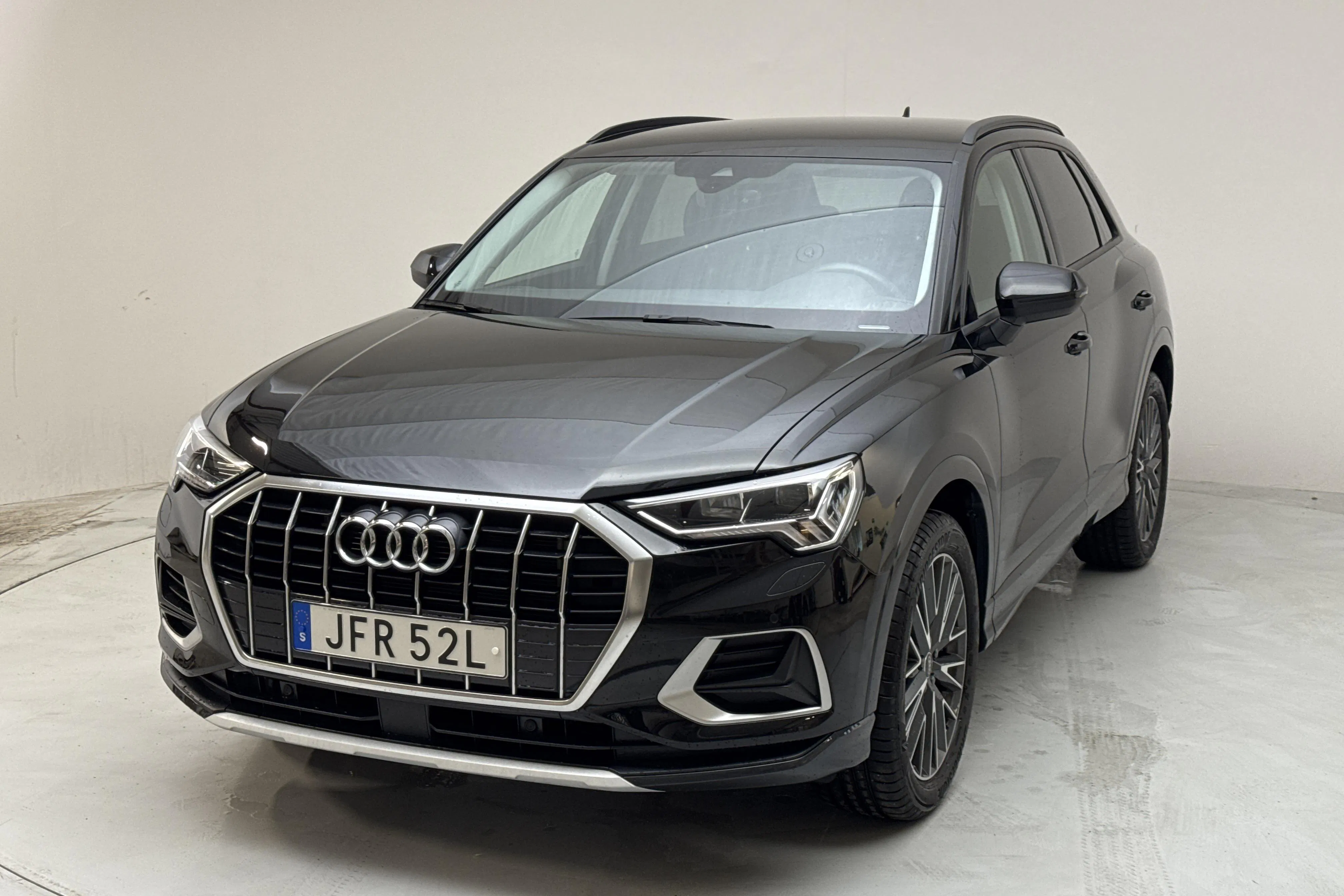 Presentationsfoto 1 av 12: Audi Q3 35 TFSI (150hk) - 2 805 mil - Automat - svart - 2024