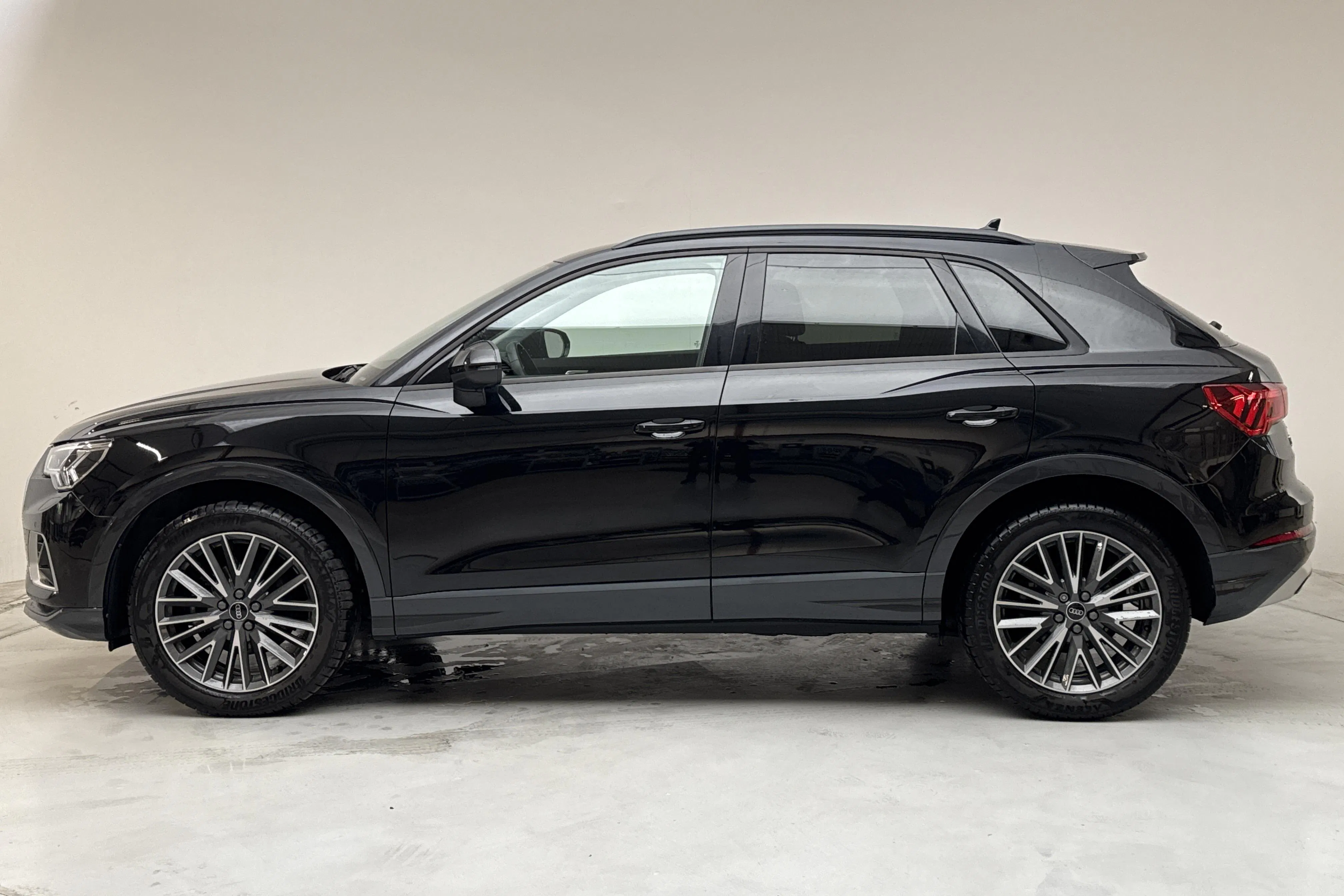 Presentationsfoto 2 av 12: Audi Q3 35 TFSI (150hk) - 2 805 mil - Automat - svart - 2024