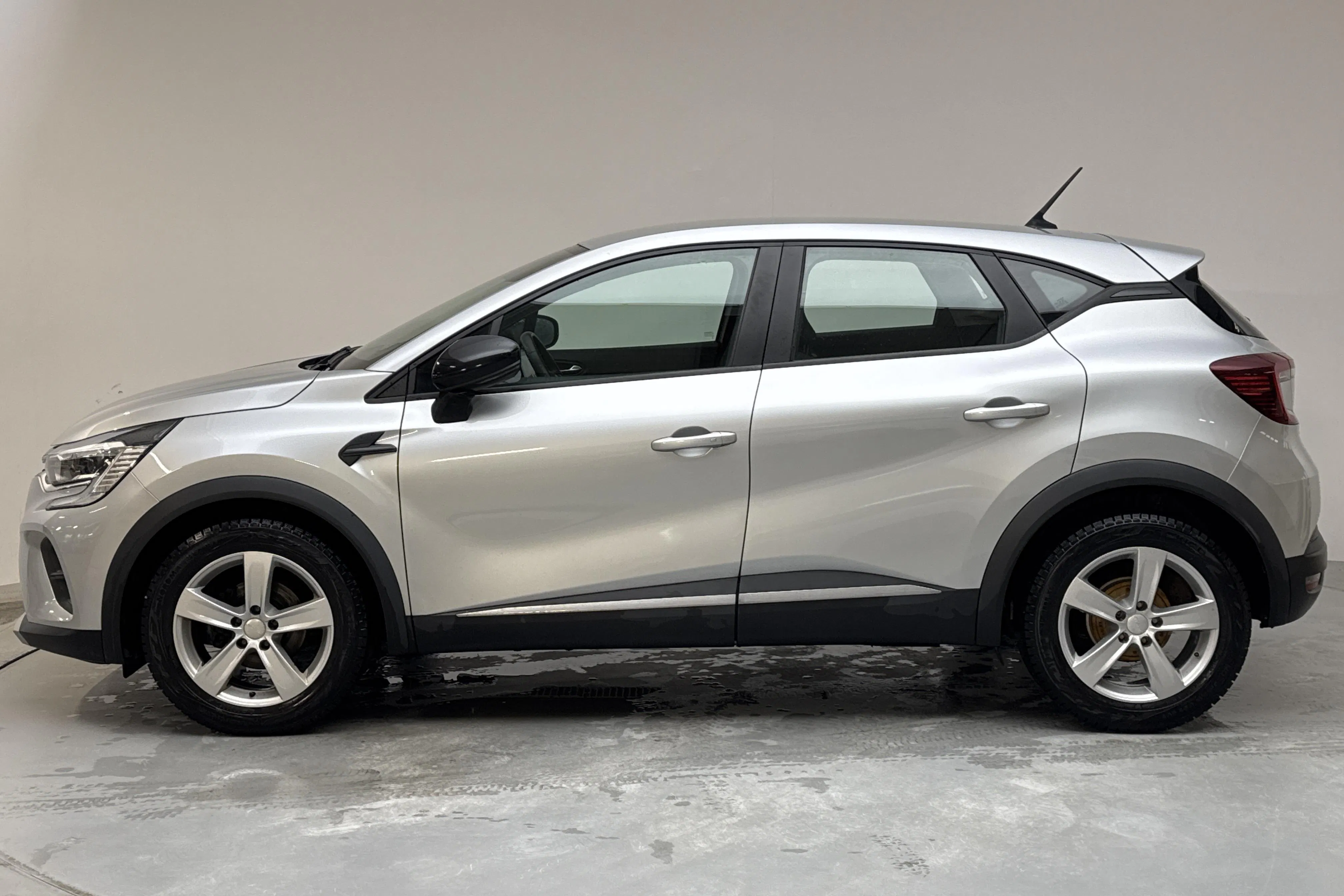 Presentationsfoto 2 av 13: Renault Captur 1.0 TCe (90hk) - 9 183 mil - Manuell - silver - 2021