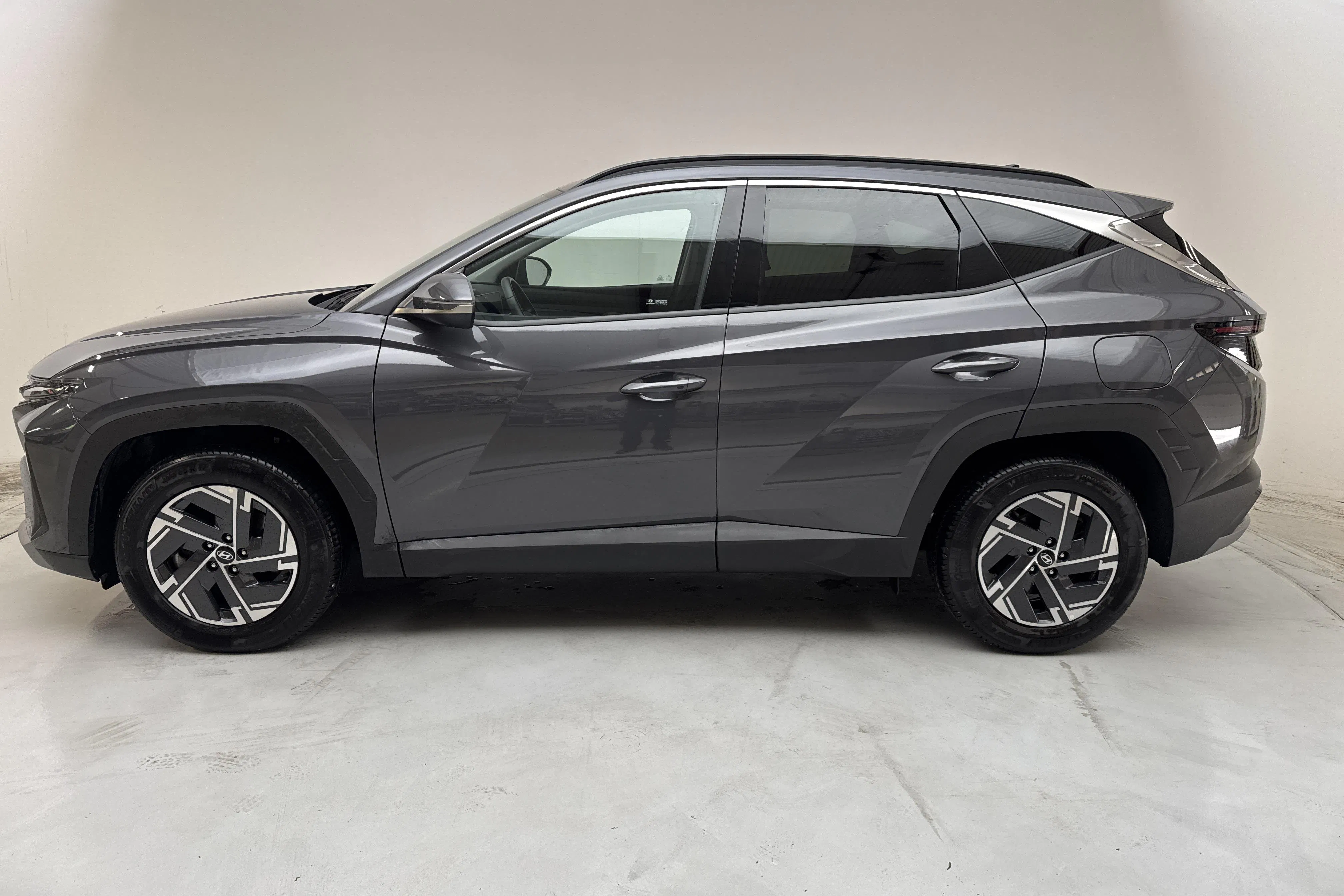 Presentationsfoto 2 av 13: Hyundai Tucson 1.6 GDI Hybrid 2WD (215hk) - 2 813 mil - Automat - grå - 2025