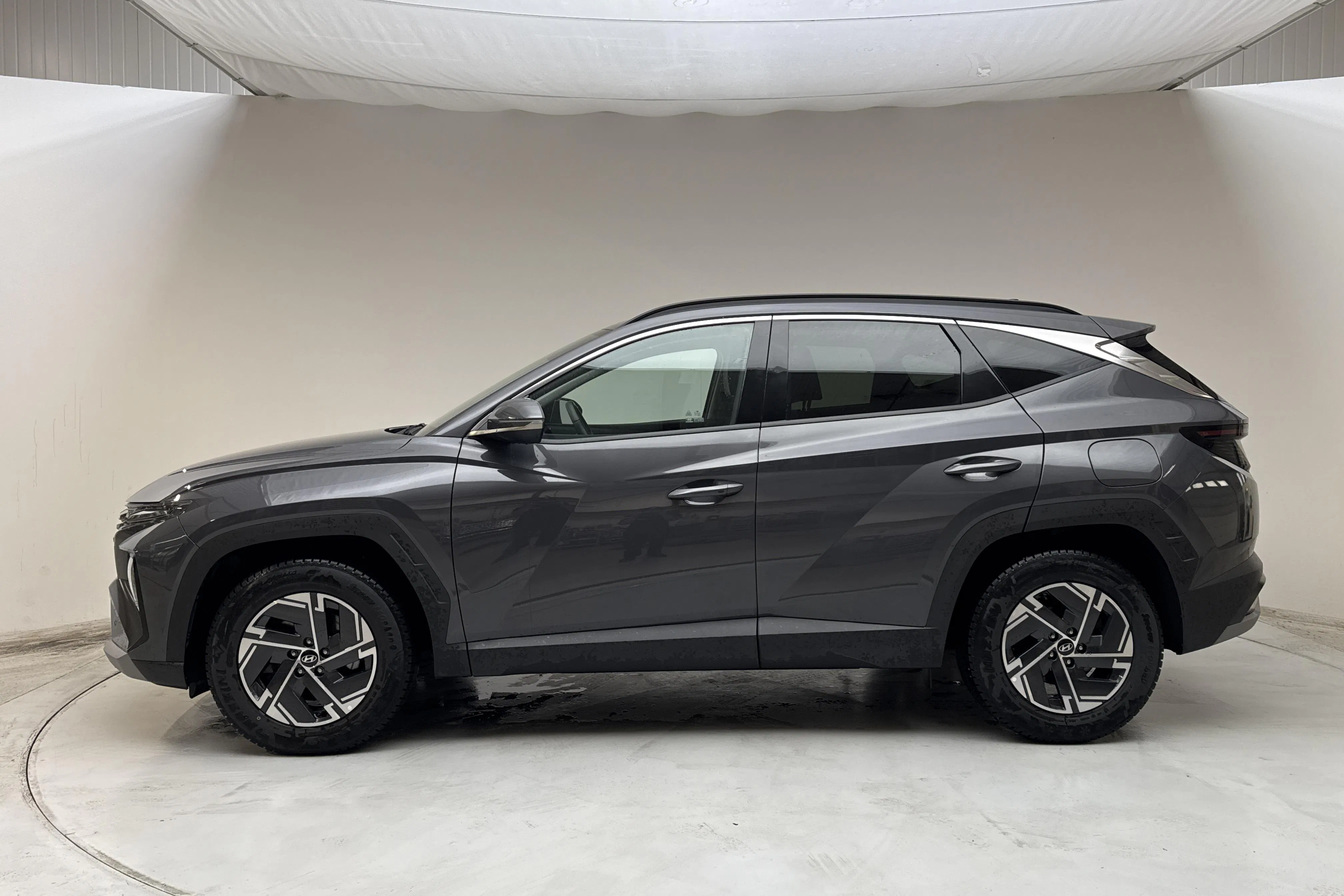 Presentationsfoto 2 av 13: Hyundai Tucson 1.6 GDI Hybrid 2WD (215hk) - 1 784 mil - Automat - grå - 2025