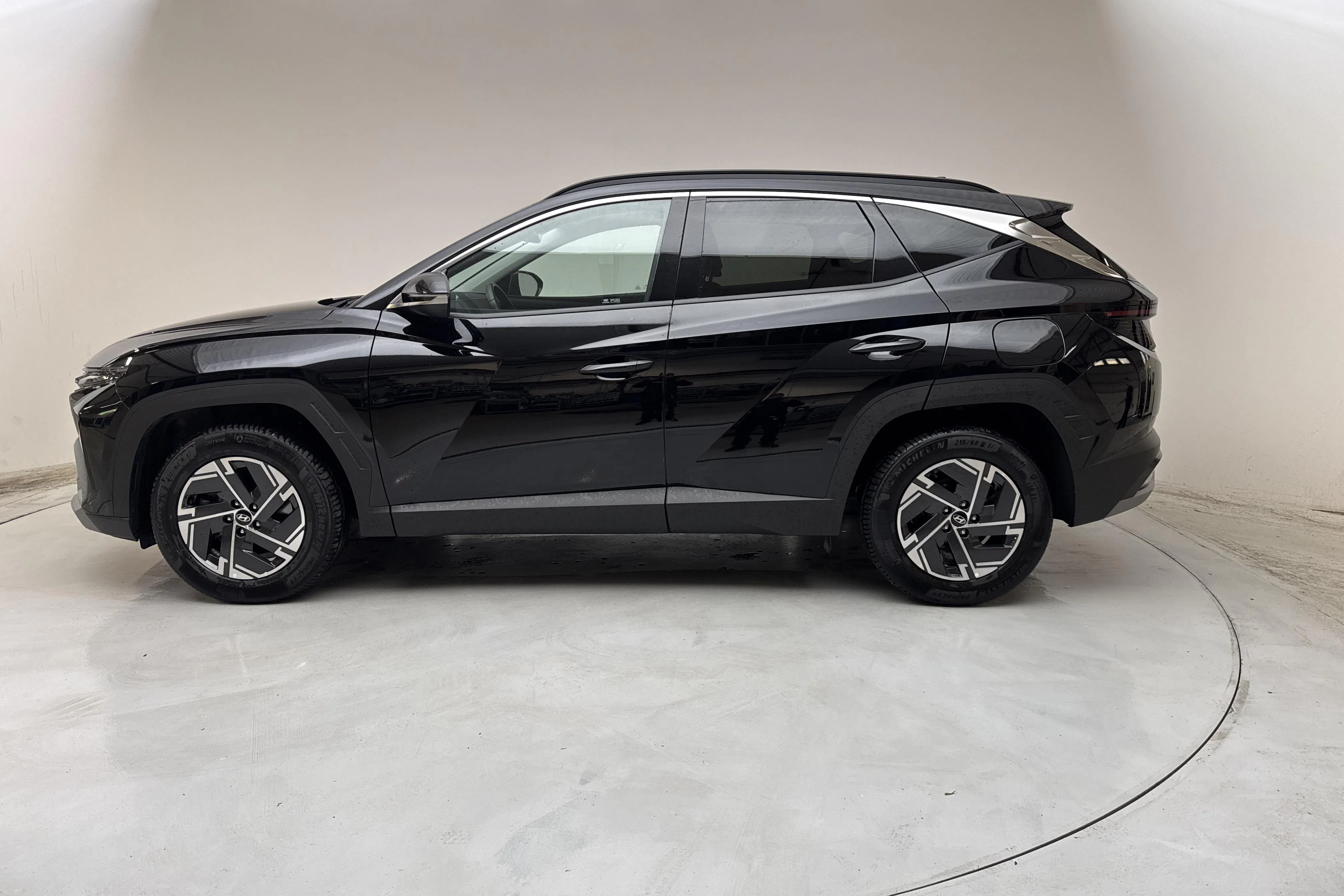 Presentationsfoto 2 av 13: Hyundai Tucson 1.6 GDI Hybrid 2WD (215hk) - 1 894 mil - Automat - svart - 2025