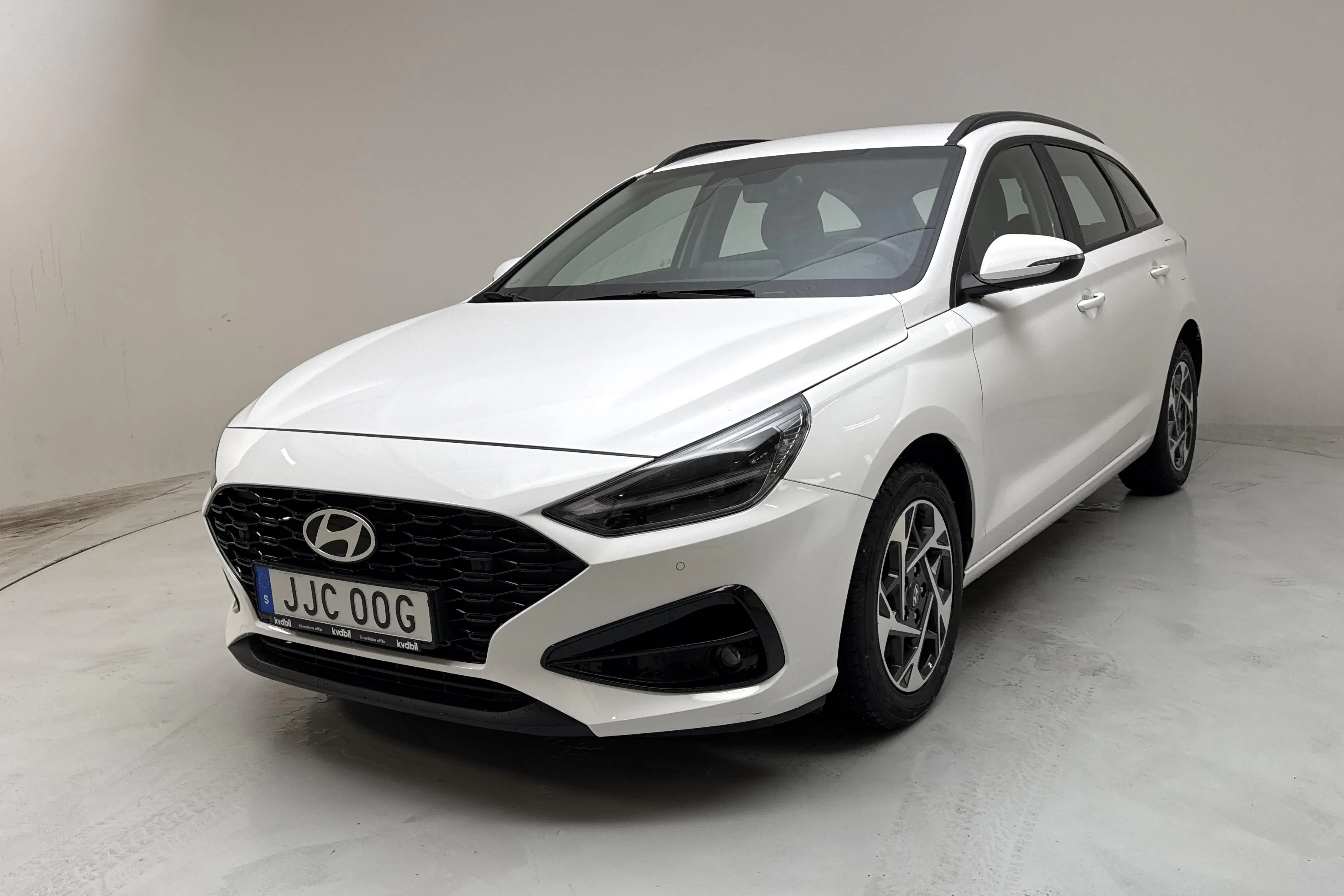 Presentationsfoto 1 av 16: Hyundai i30 kombi 1.0 T-GDi MHEV (100hk) - 2 112 mil - Automat - vit - 2025