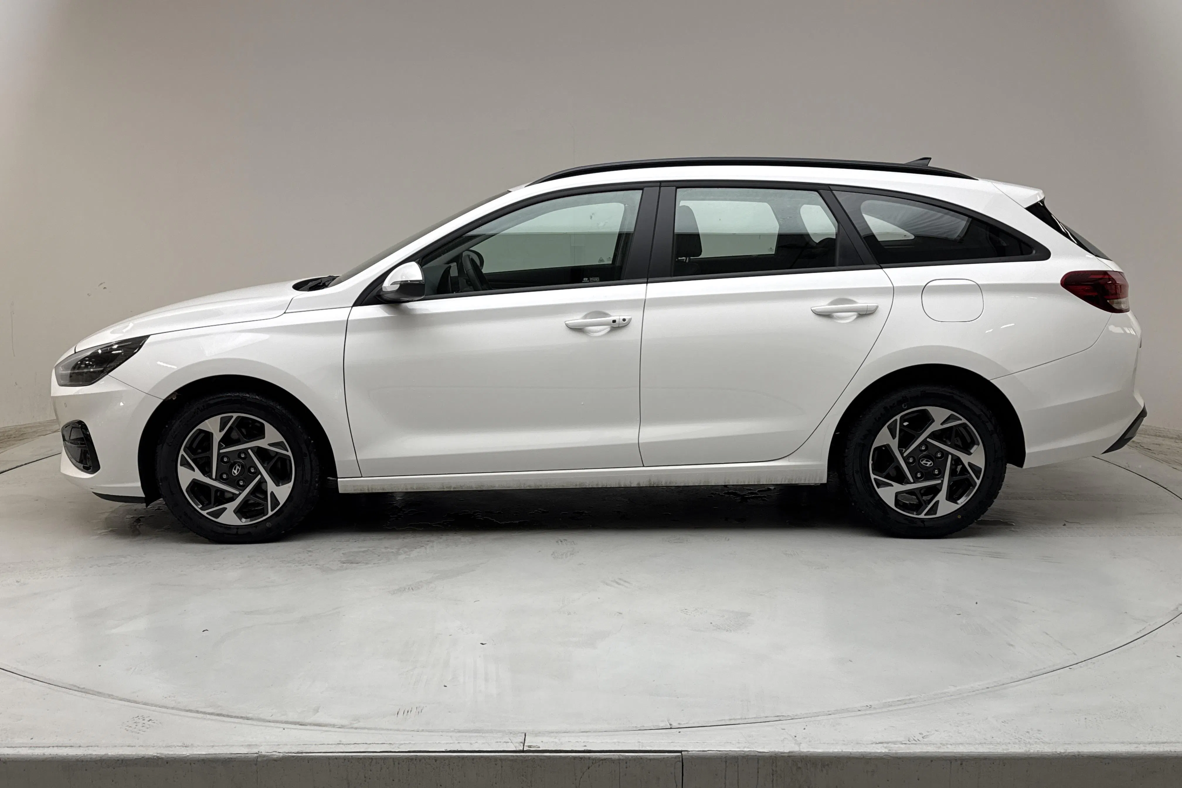 Presentationsfoto 2 av 16: Hyundai i30 kombi 1.0 T-GDi MHEV (100hk) - 2 112 mil - Automat - vit - 2025