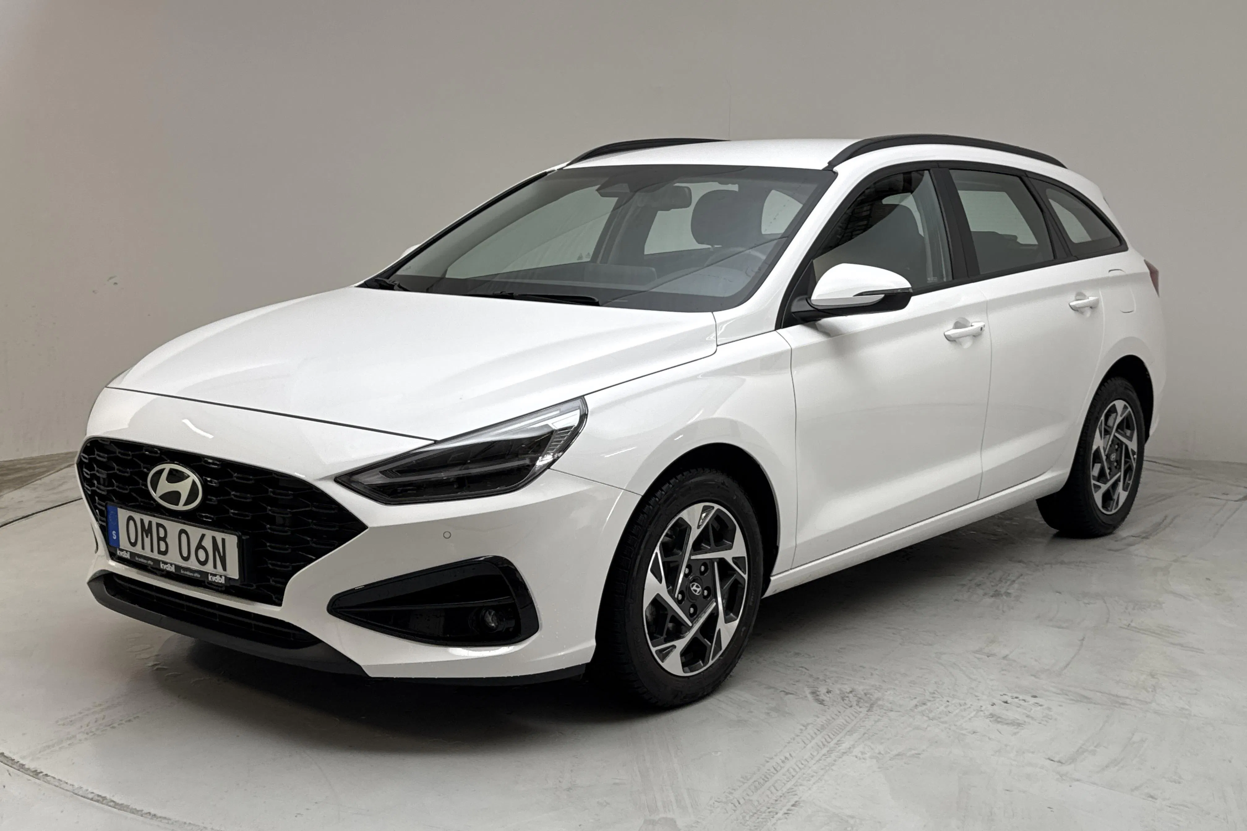 Presentation photo 1 of 13: Hyundai i30 kombi 1.0 T-GDi MHEV (100hk) - 22 350 km - Automatic - white - 2025